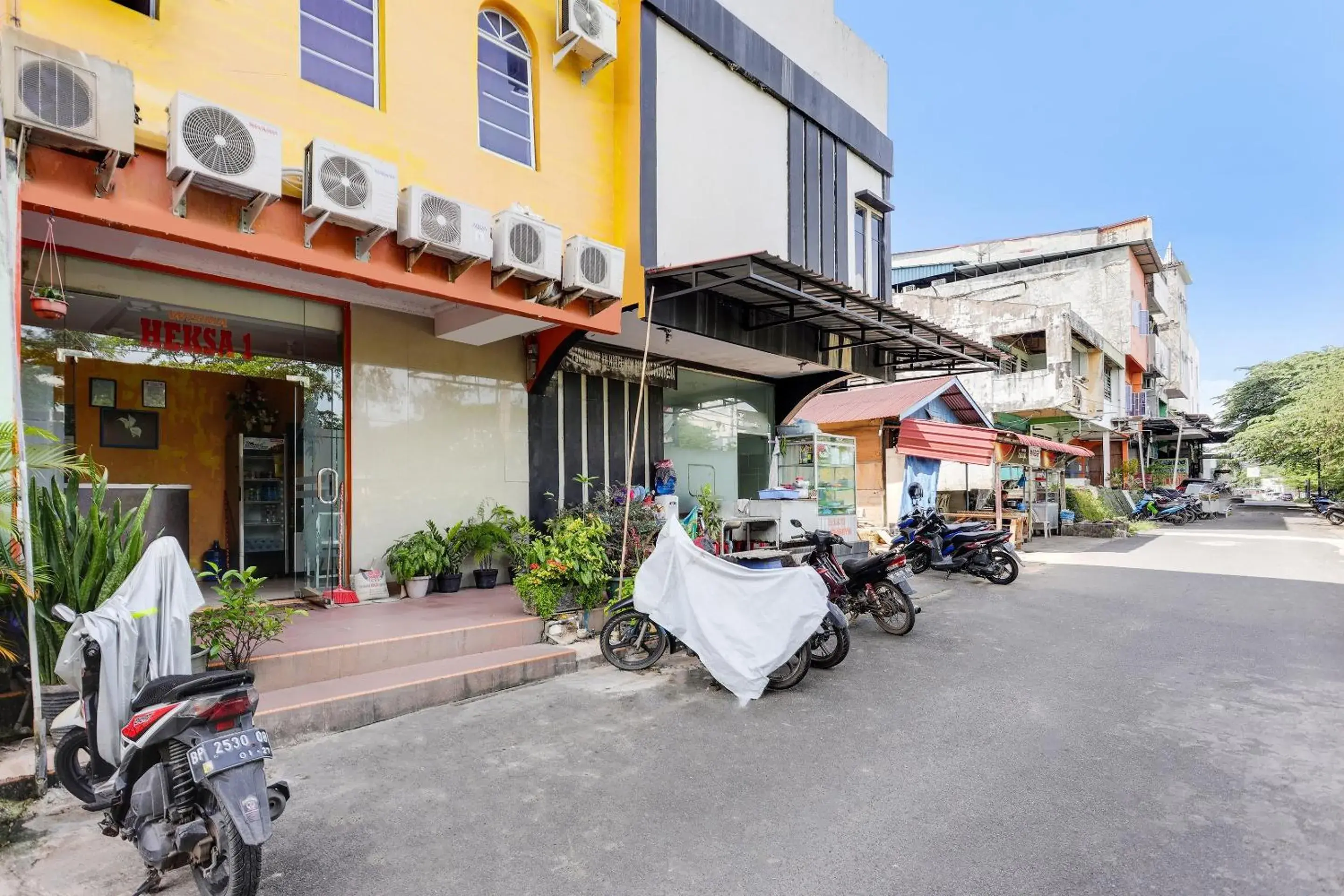 Facade/entrance in Hotel O Wisma Heksa Facade/entrance in Hotel O Wisma Heksa