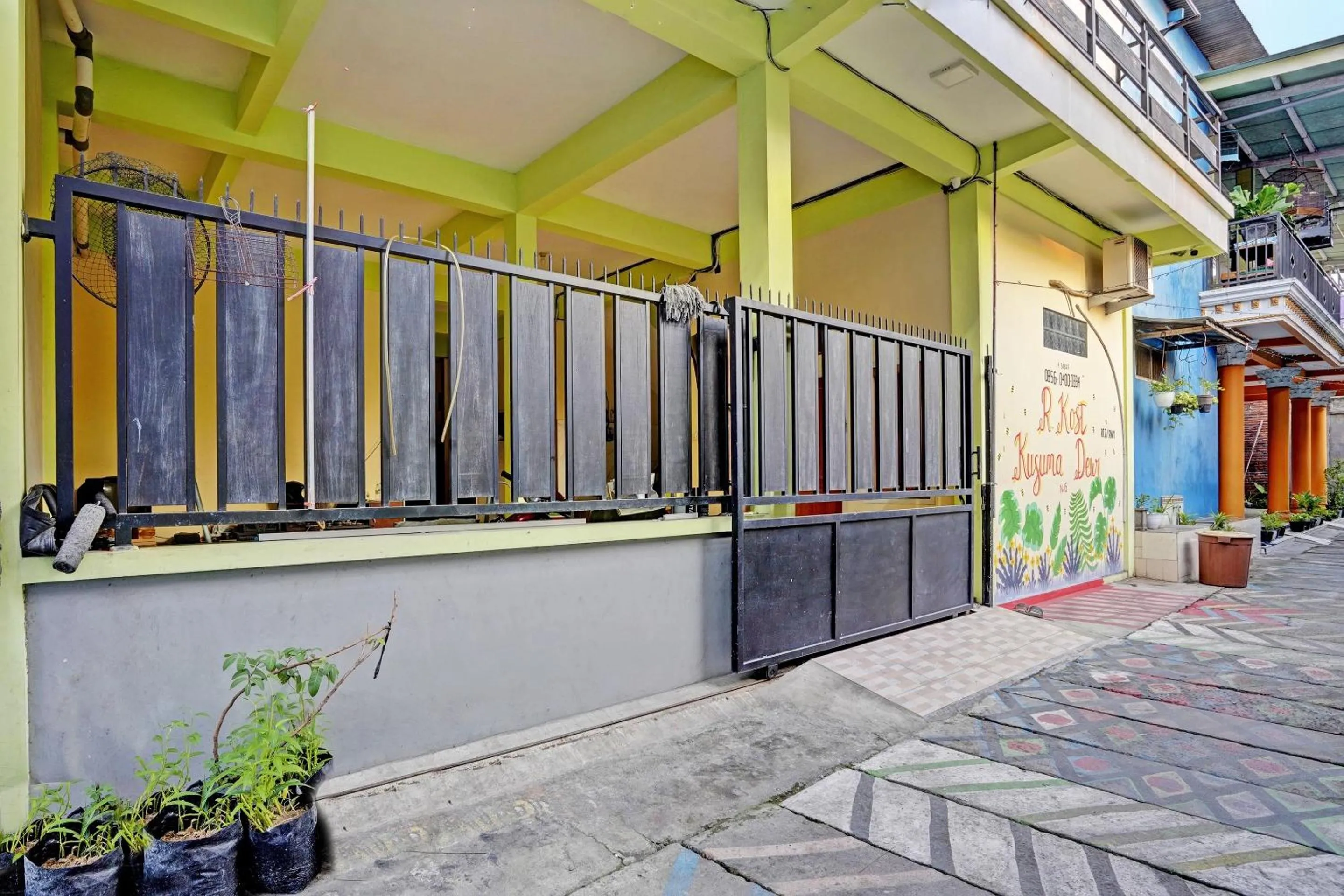 Facade/entrance in OYO Life 91884 Kost Kusuma Dewi Syariah