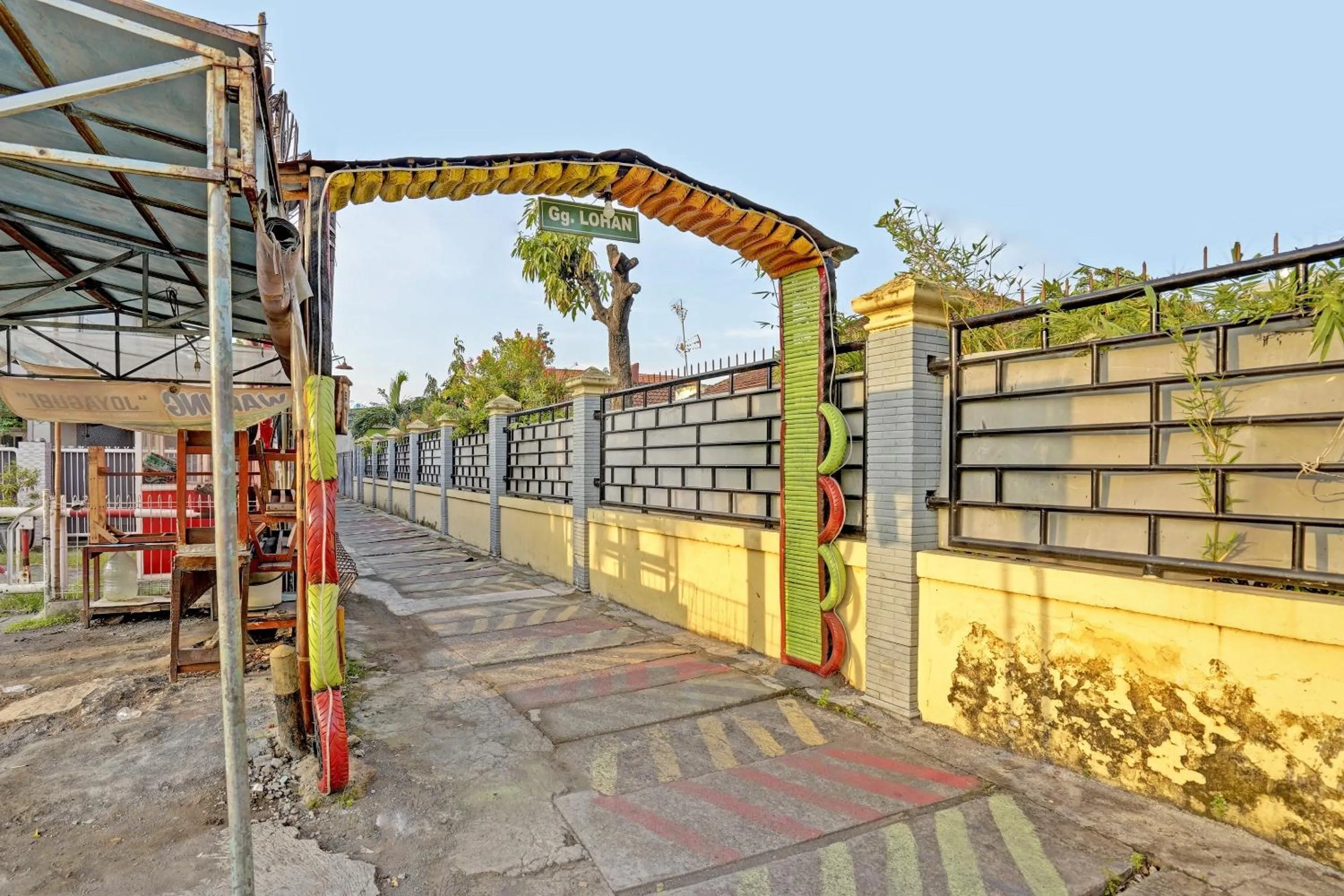 Facade/entrance in OYO Life 91884 Kost Kusuma Dewi Syariah