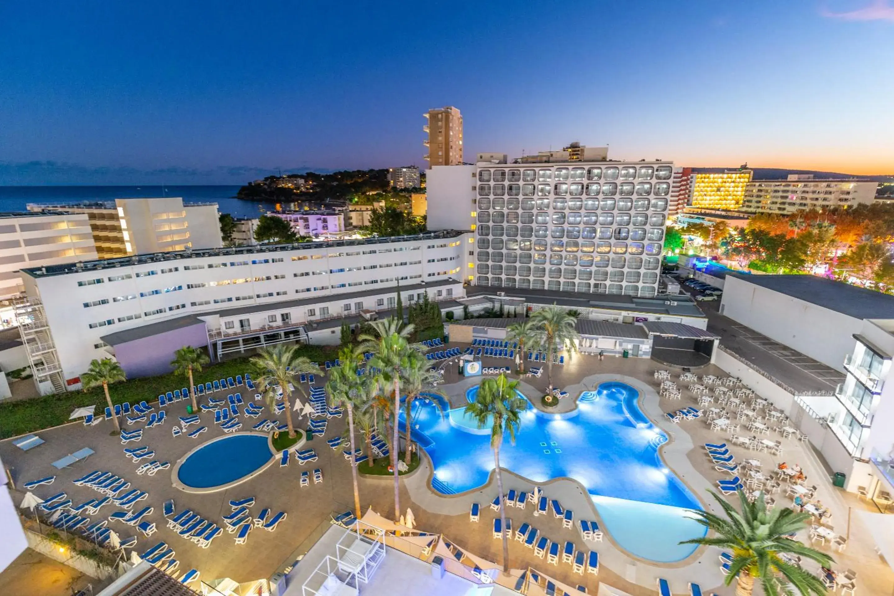Pool view in Hotel Samos Pool view in Hotel Samos
