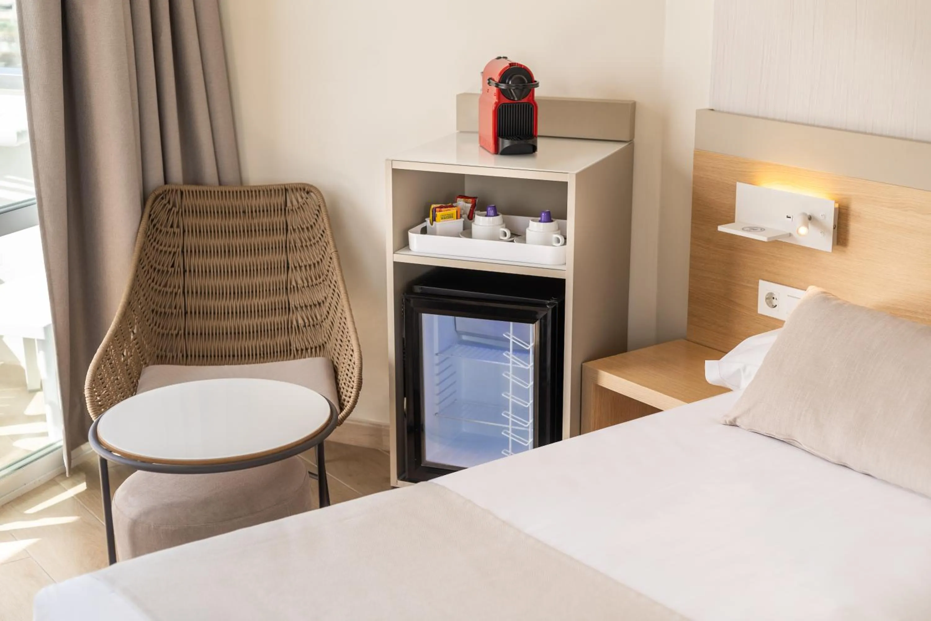 Coffee/tea facilities, Bed in Hotel Samos