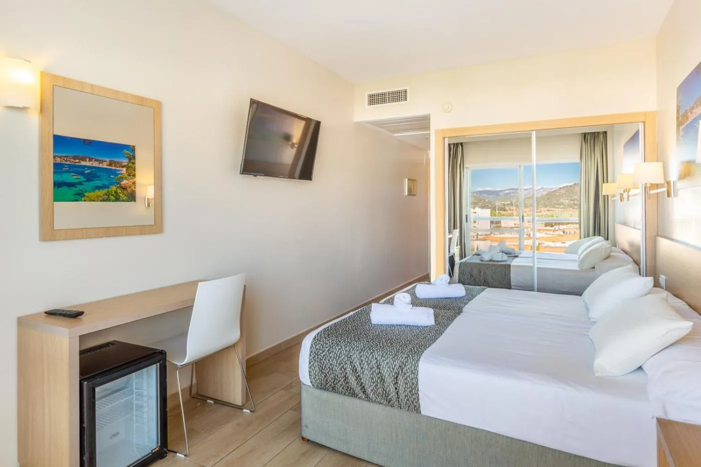 Photo of the whole room, Bed in Hotel Samos