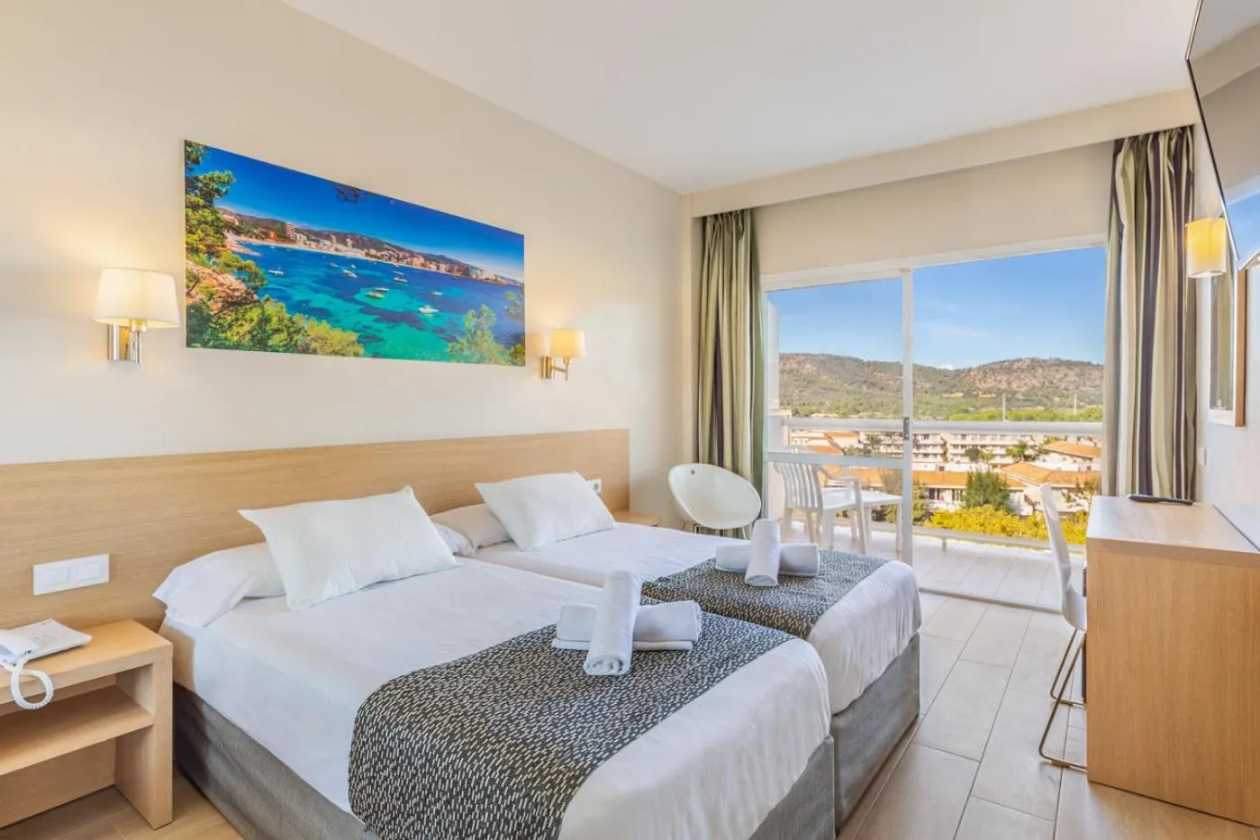 Photo of the whole room, Bed in Hotel Samos