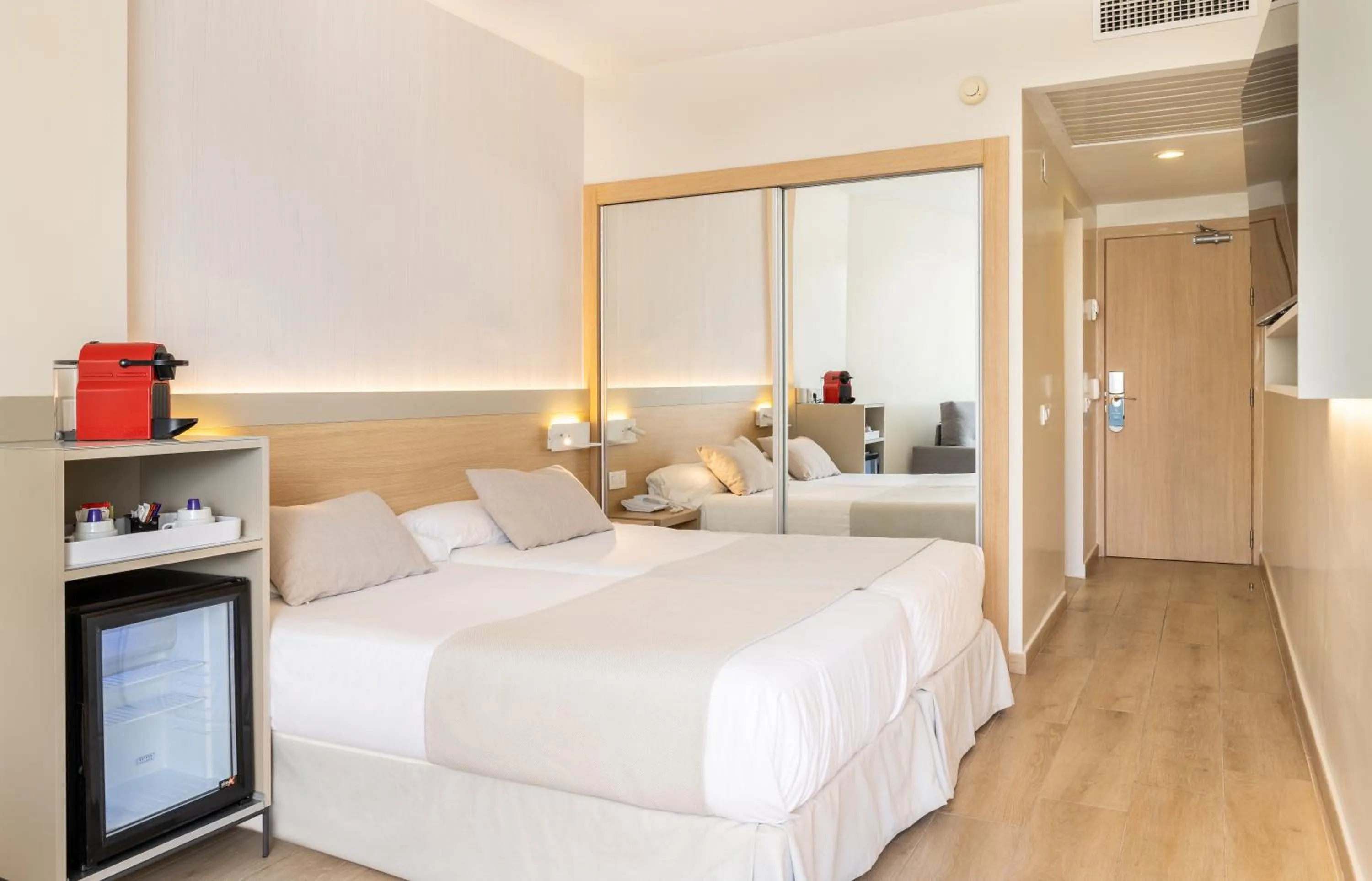 Coffee/tea facilities, Bed in Hotel Samos