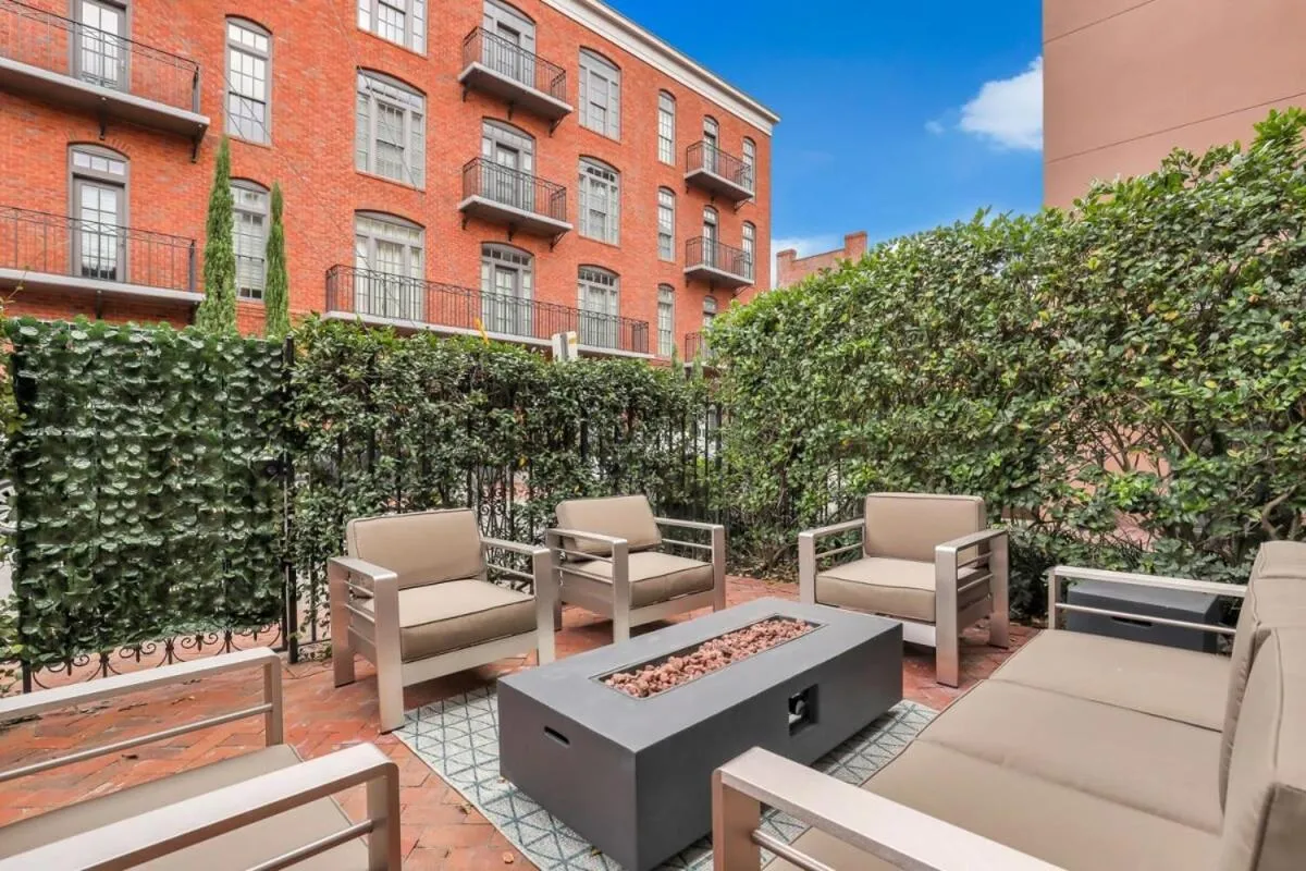 The Palm House-Downtown Private Patio Luxury Home
