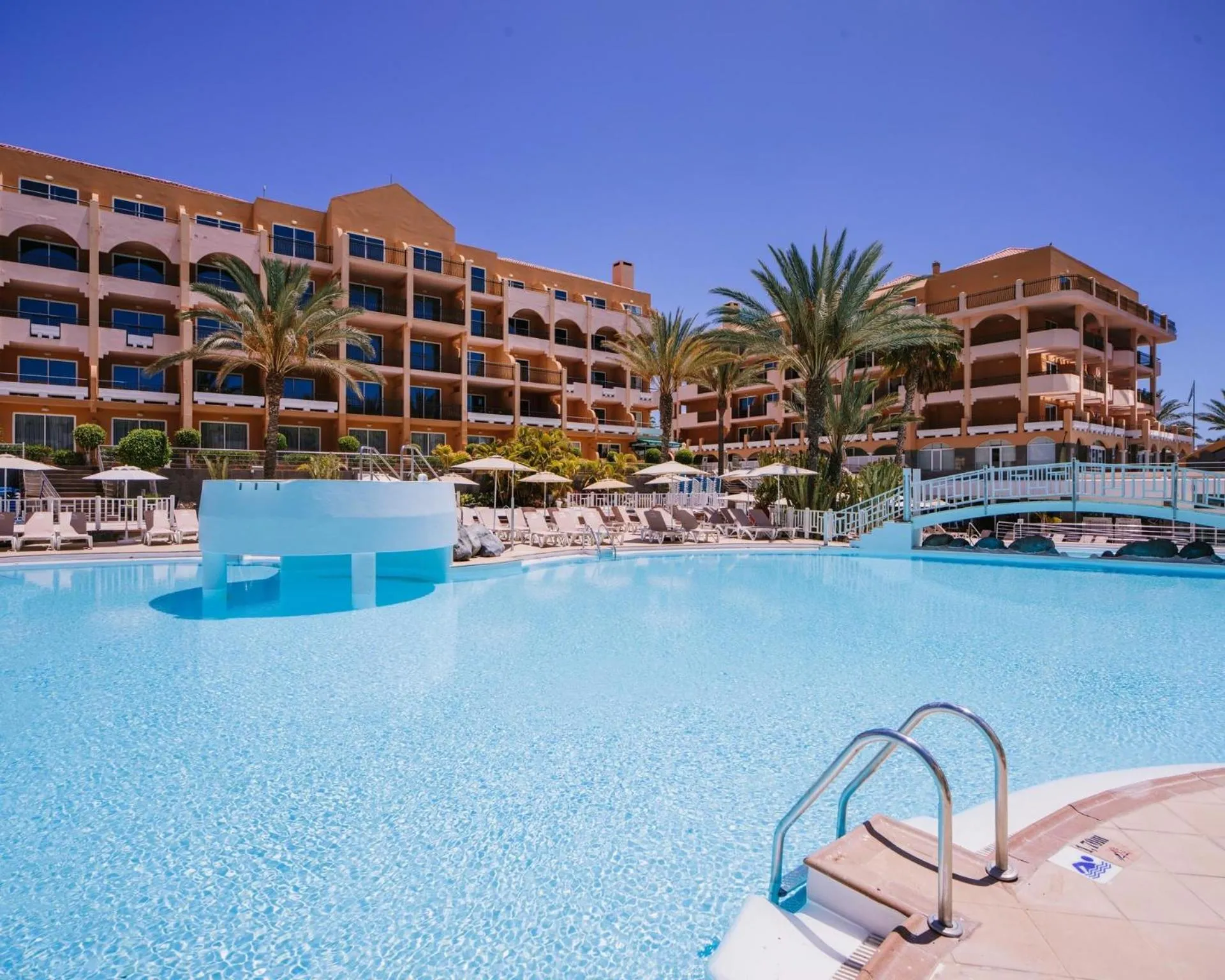 Swimming pool in Mirador Maspalomas by Dunas