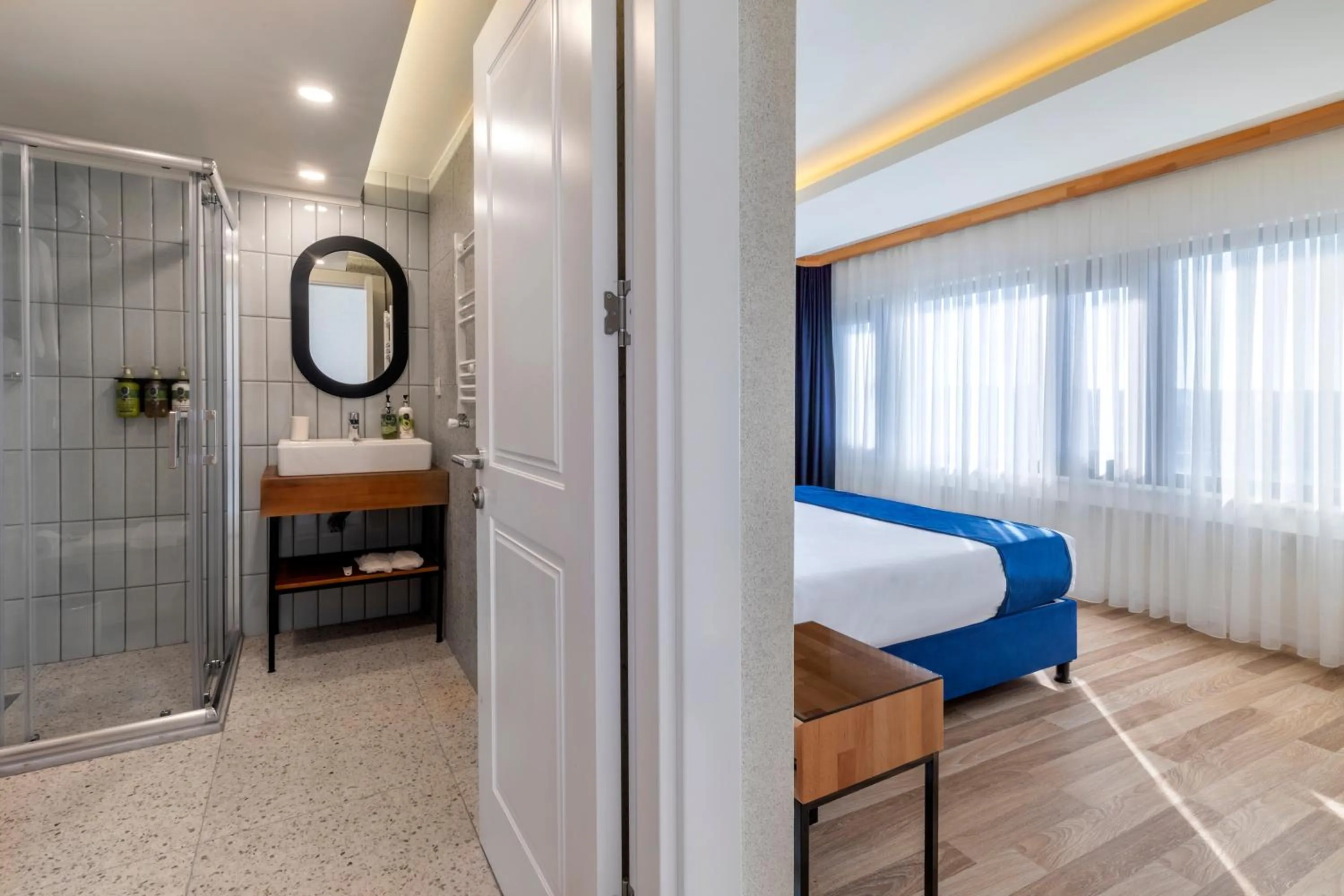 Bathroom, Bed in Union Hotel Karaköy