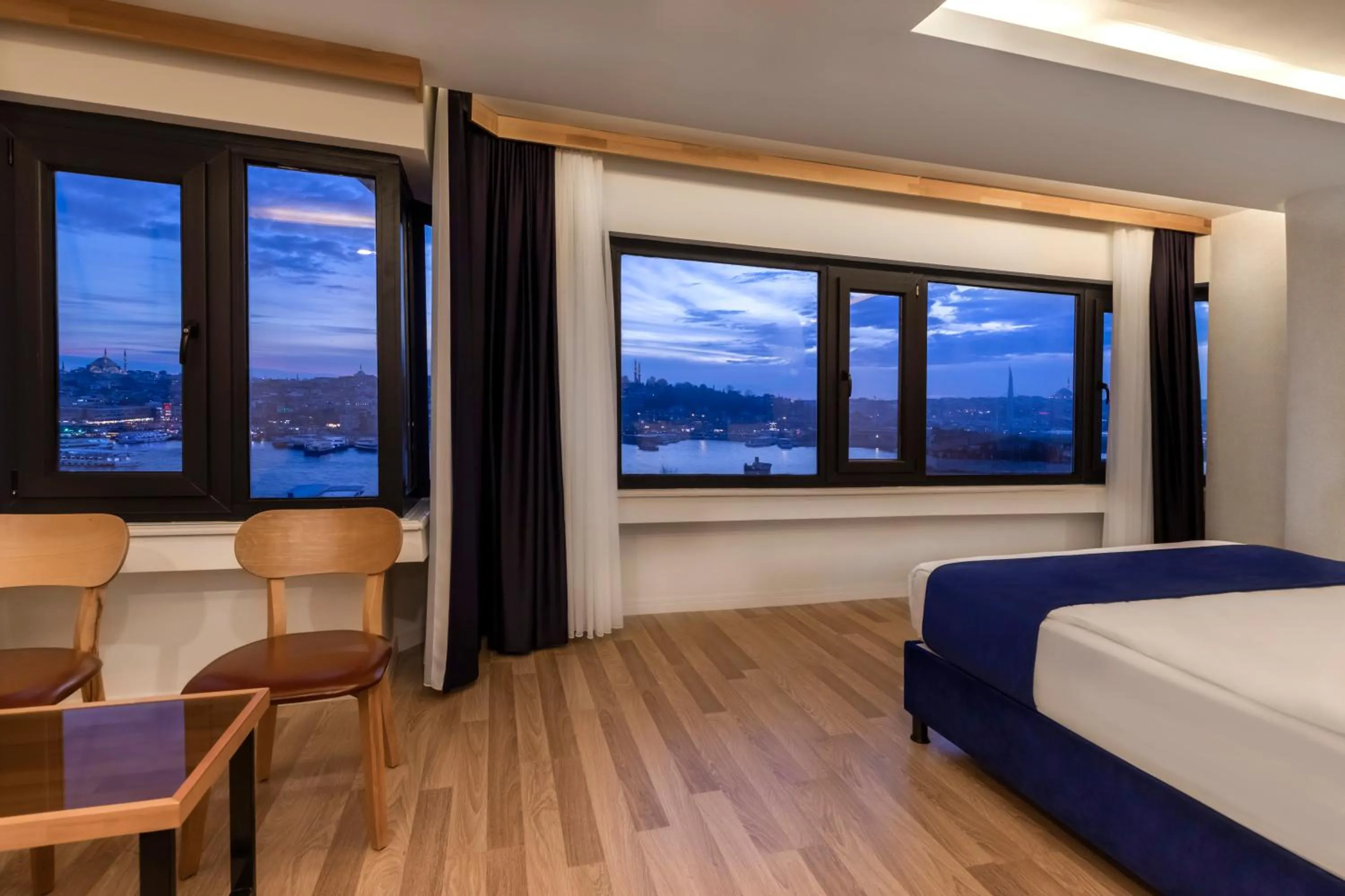 View (from property/room), Bed in Union Hotel Karaköy