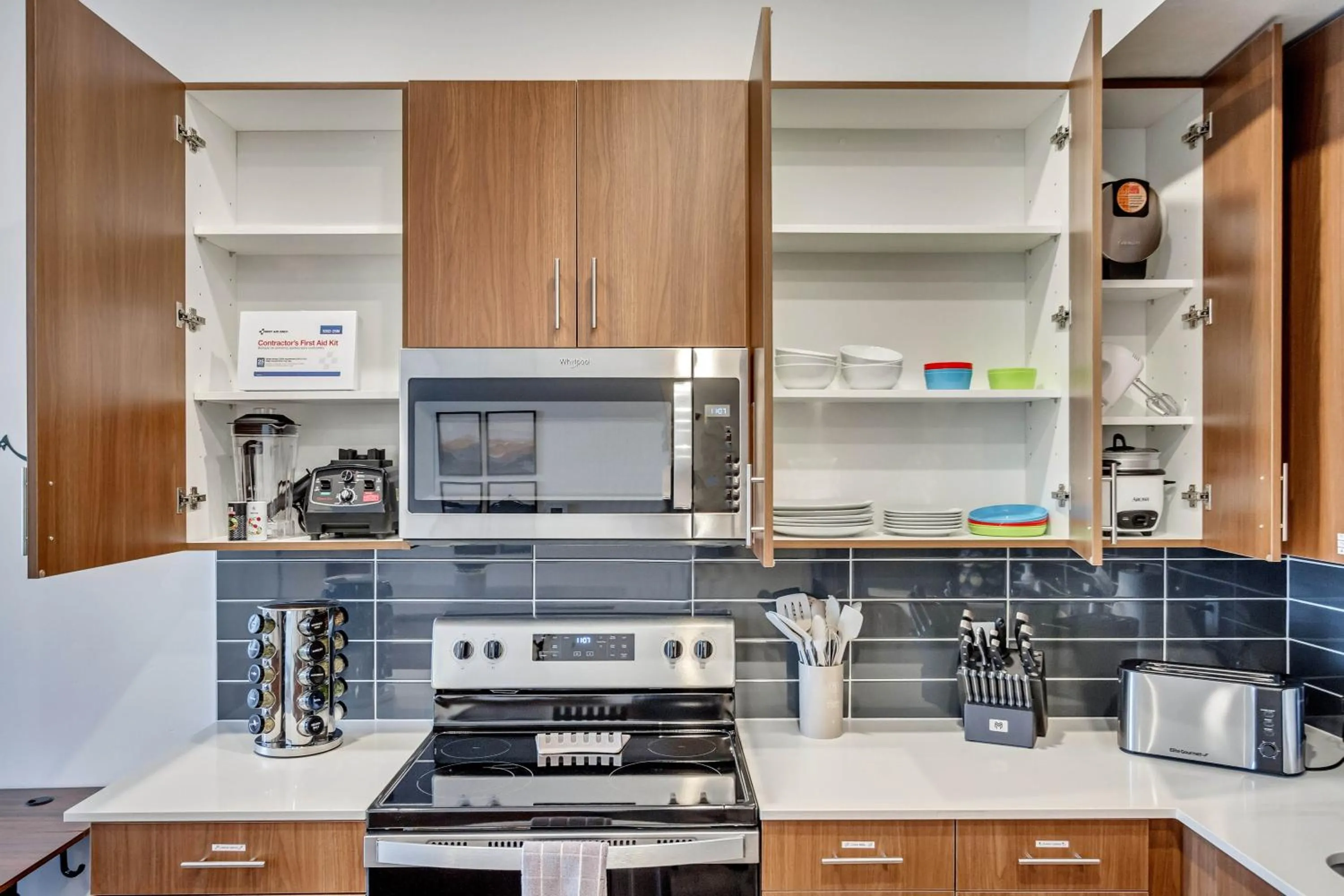 Kitchen or kitchenette in The Heights by Cloud Dream Homes