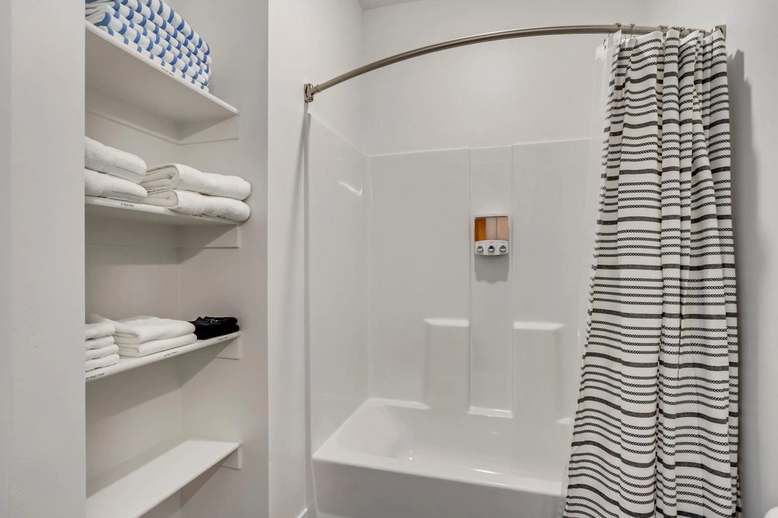 Bathroom in The Heights by Cloud Dream Homes