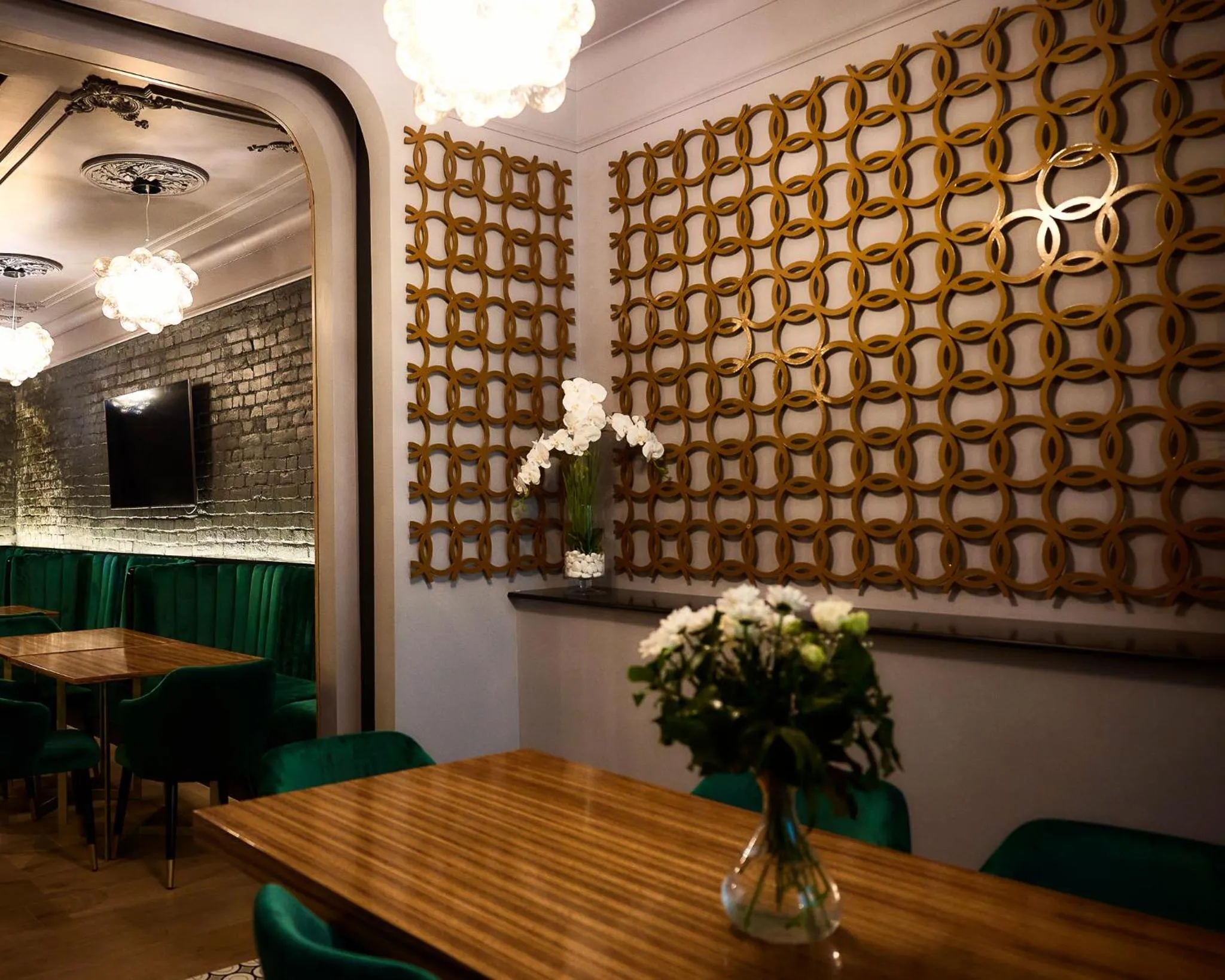 Restaurant/places to eat in HOTEL VIENA