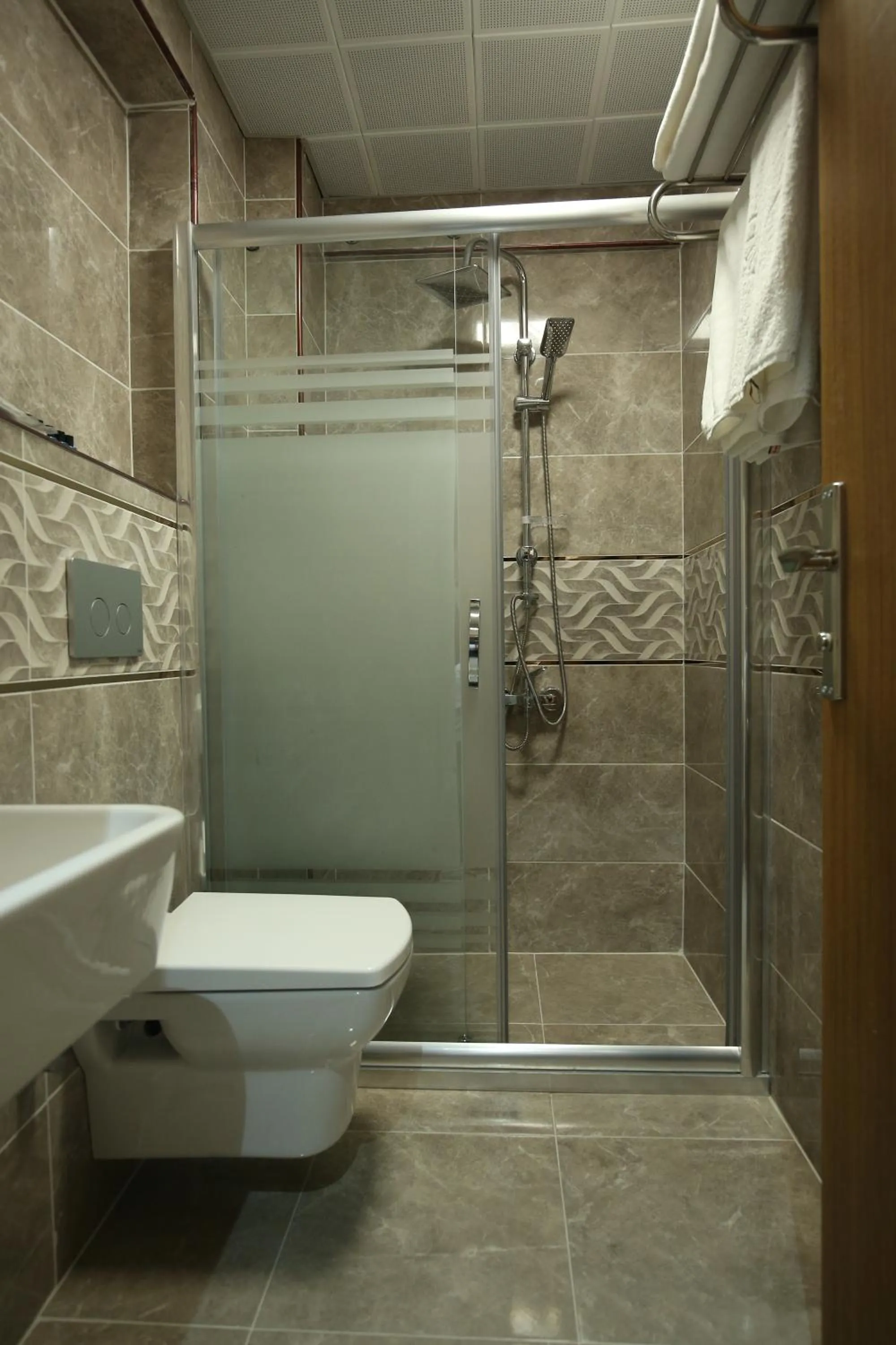 Shower in BEYAZ İNCİ OTEL