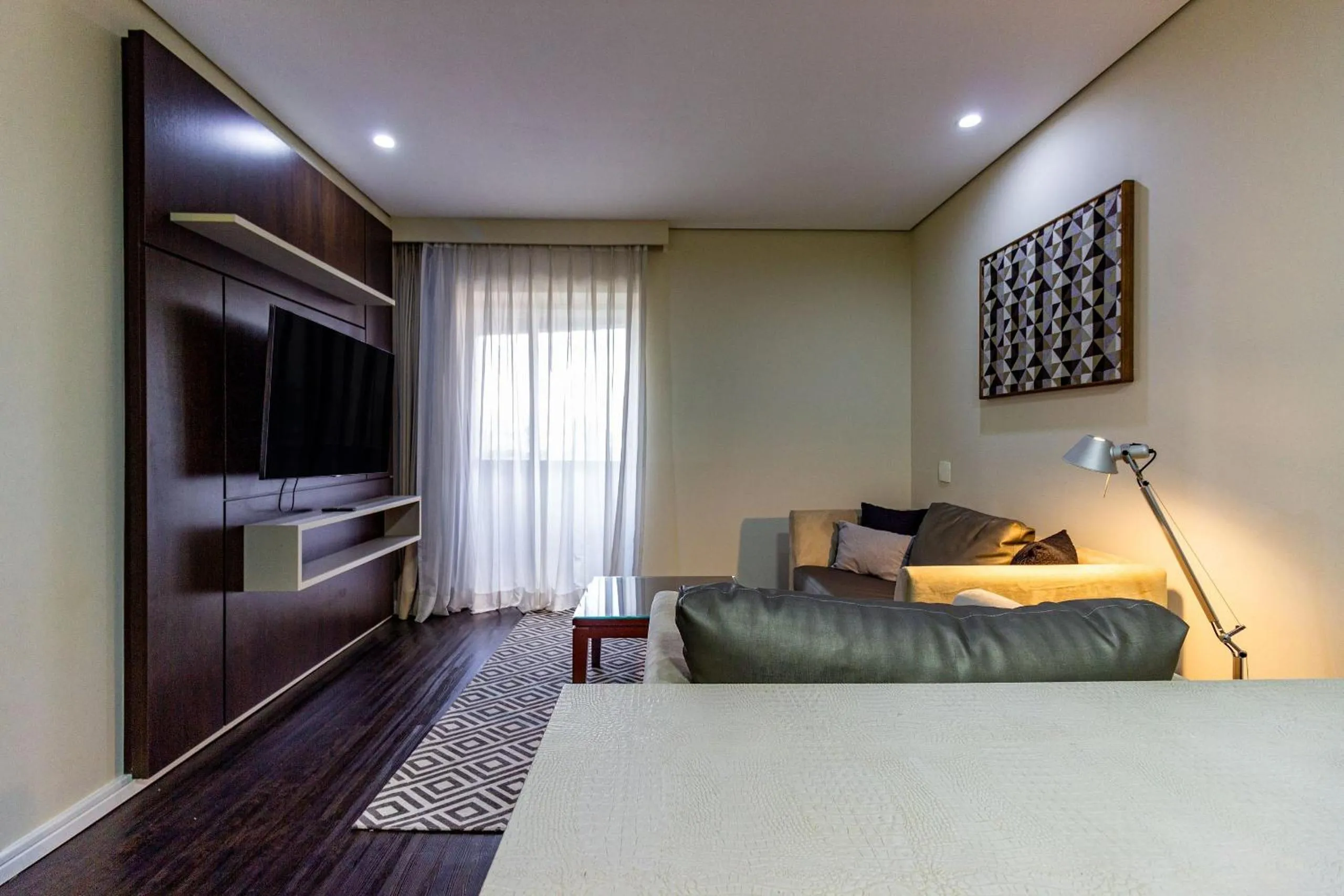 Seating area, Bed in Xtay São Paulo Berrini - Apartamentos completos a 7min do metrô Berrini