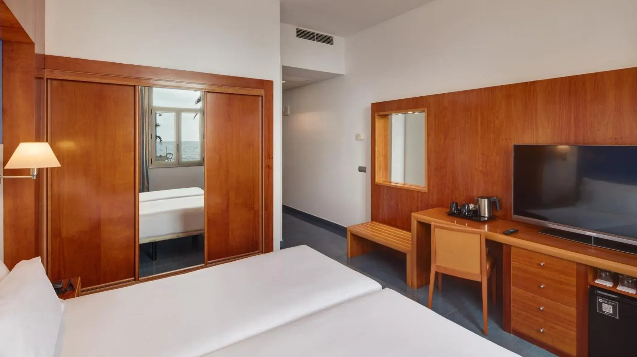 Photo of the whole room, Bed in Sercotel Kalma Sitges Photo of the whole room, Bed in Sercotel Kalma Sitges