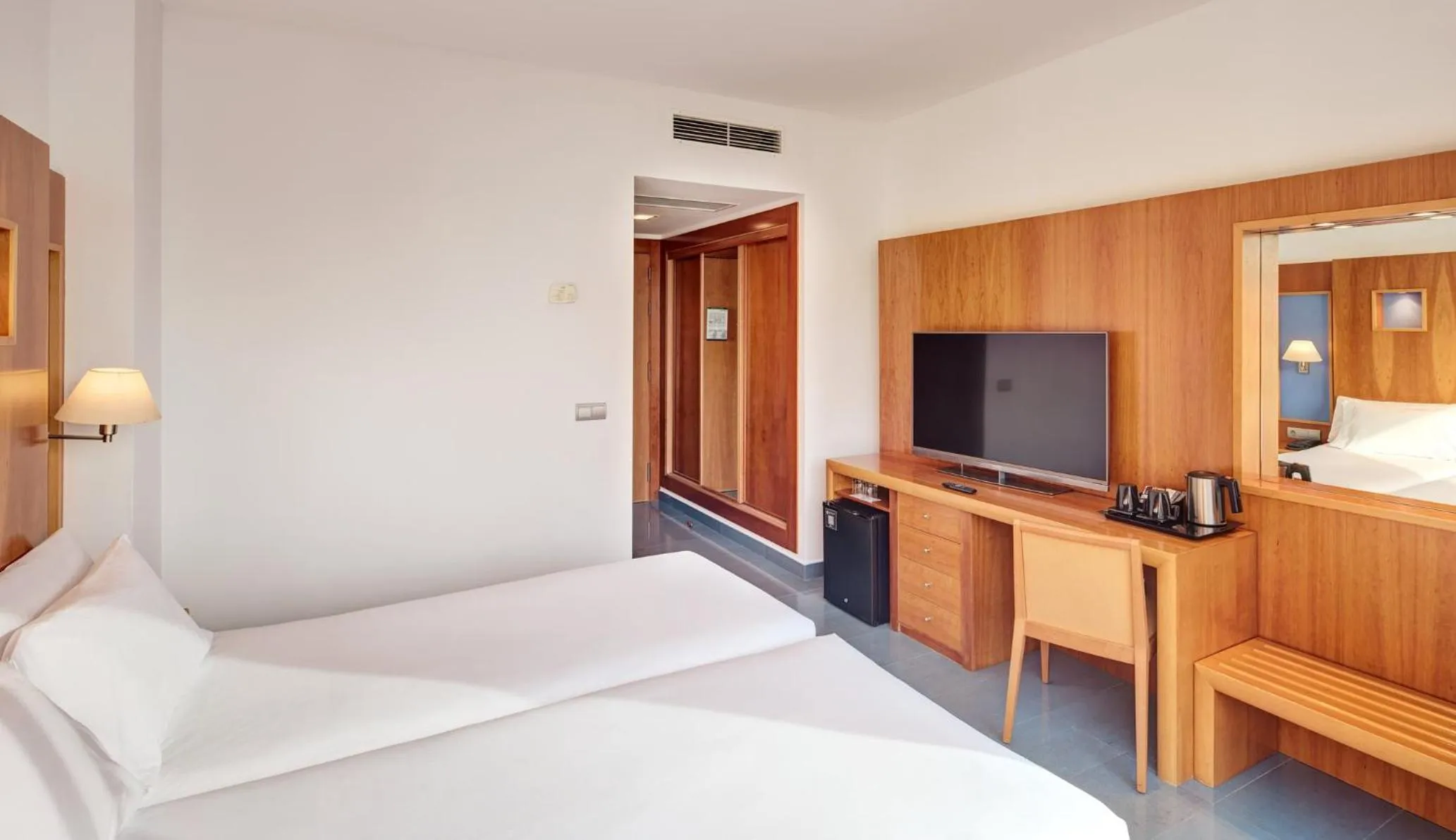 Photo of the whole room, Bed in Sercotel Kalma Sitges