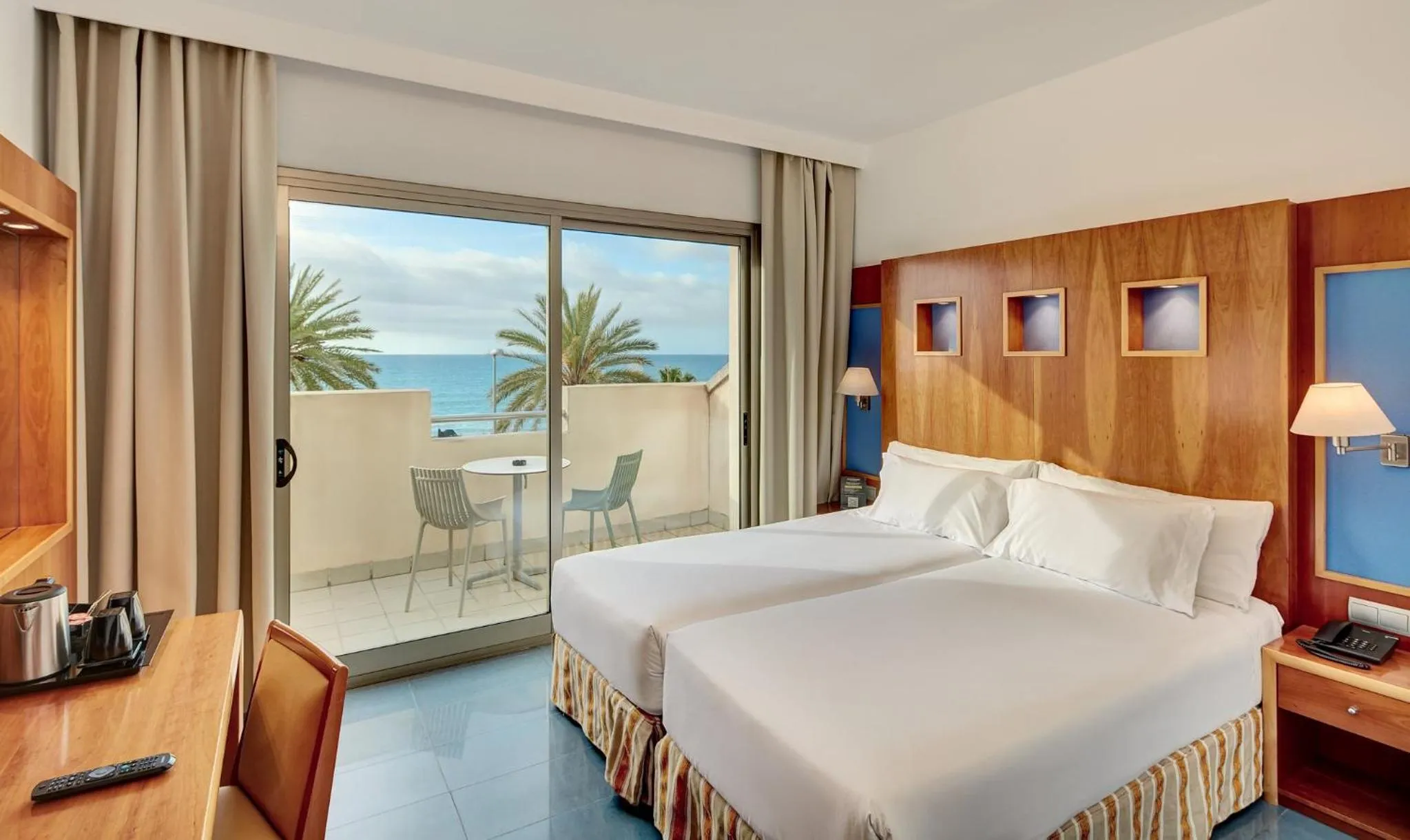 Photo of the whole room, Bed in Sercotel Kalma Sitges