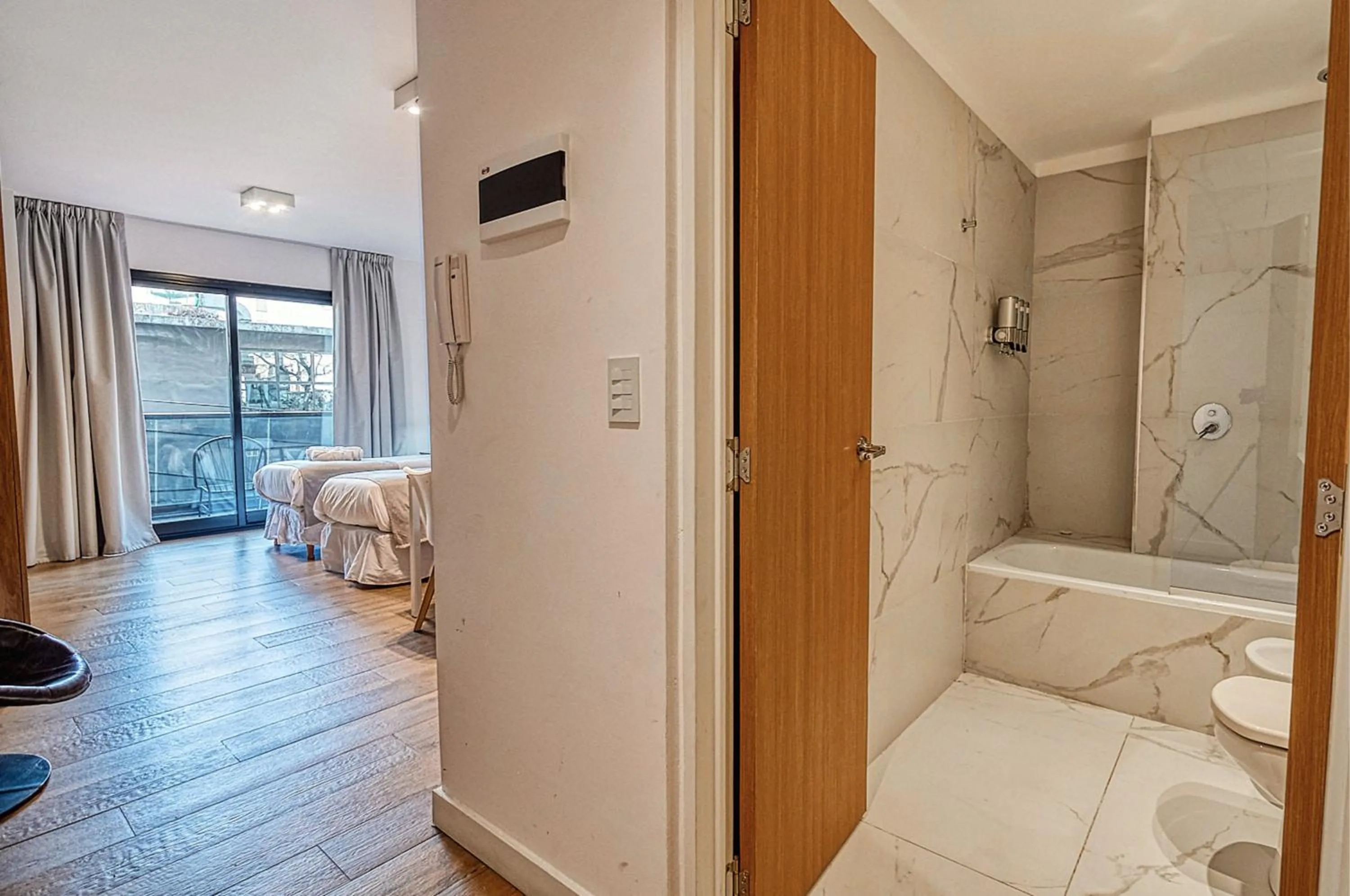 Shower, Bed in Live Soho Boutique Apartments Belgrano