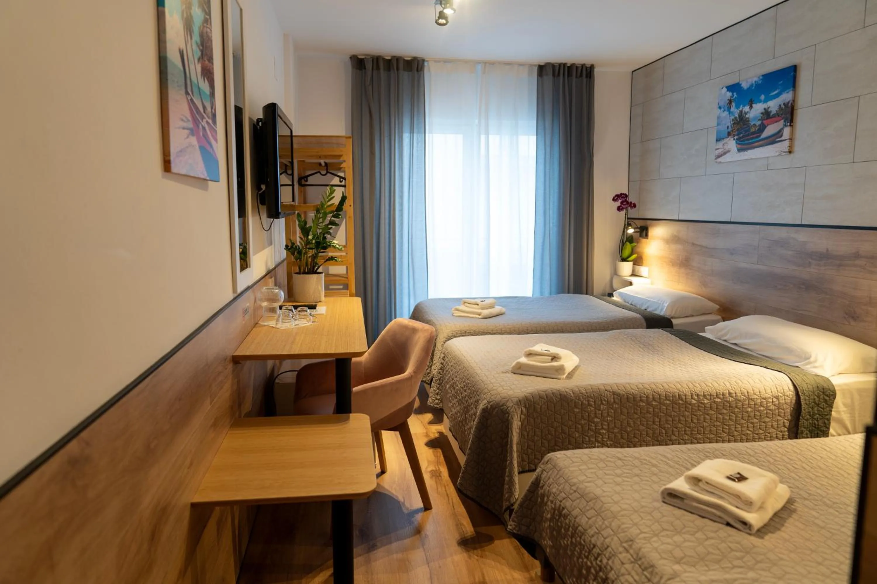 Property building, Bed in Hotel Ridomar 365