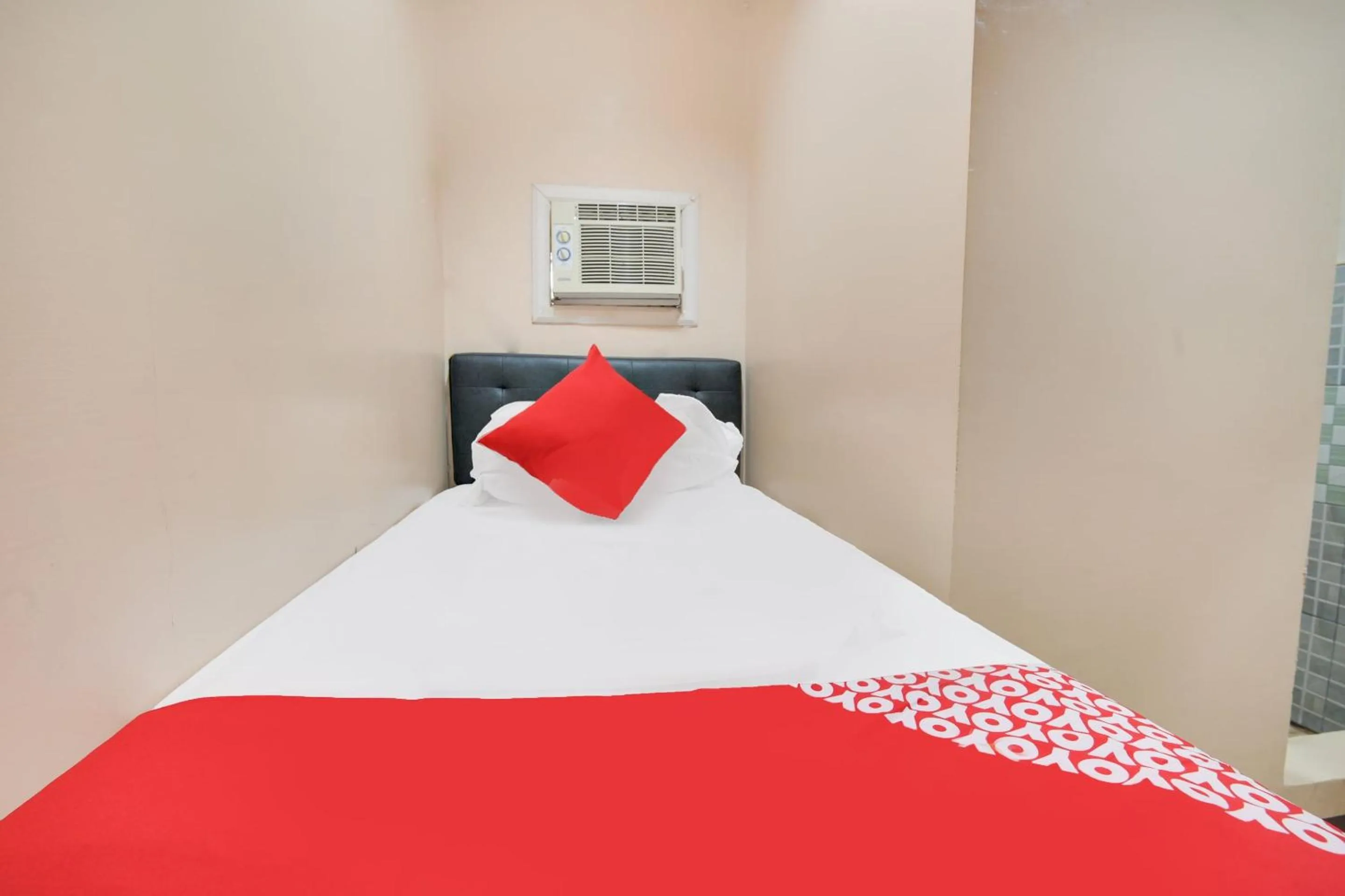 Bedroom in OYO 912 Fb Suites