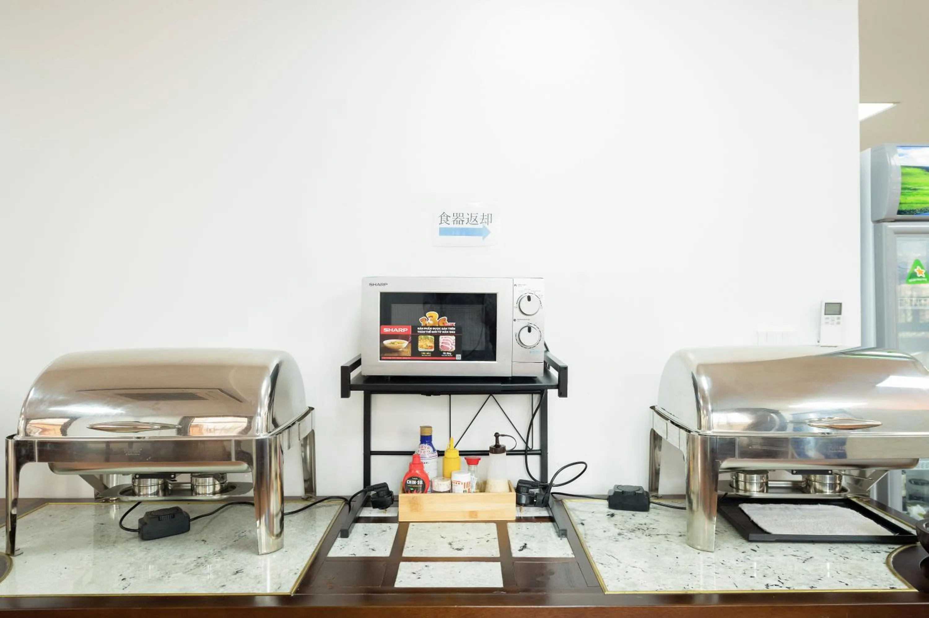 Restaurant/places to eat in FLESTA Doi Can Serviced Apartment