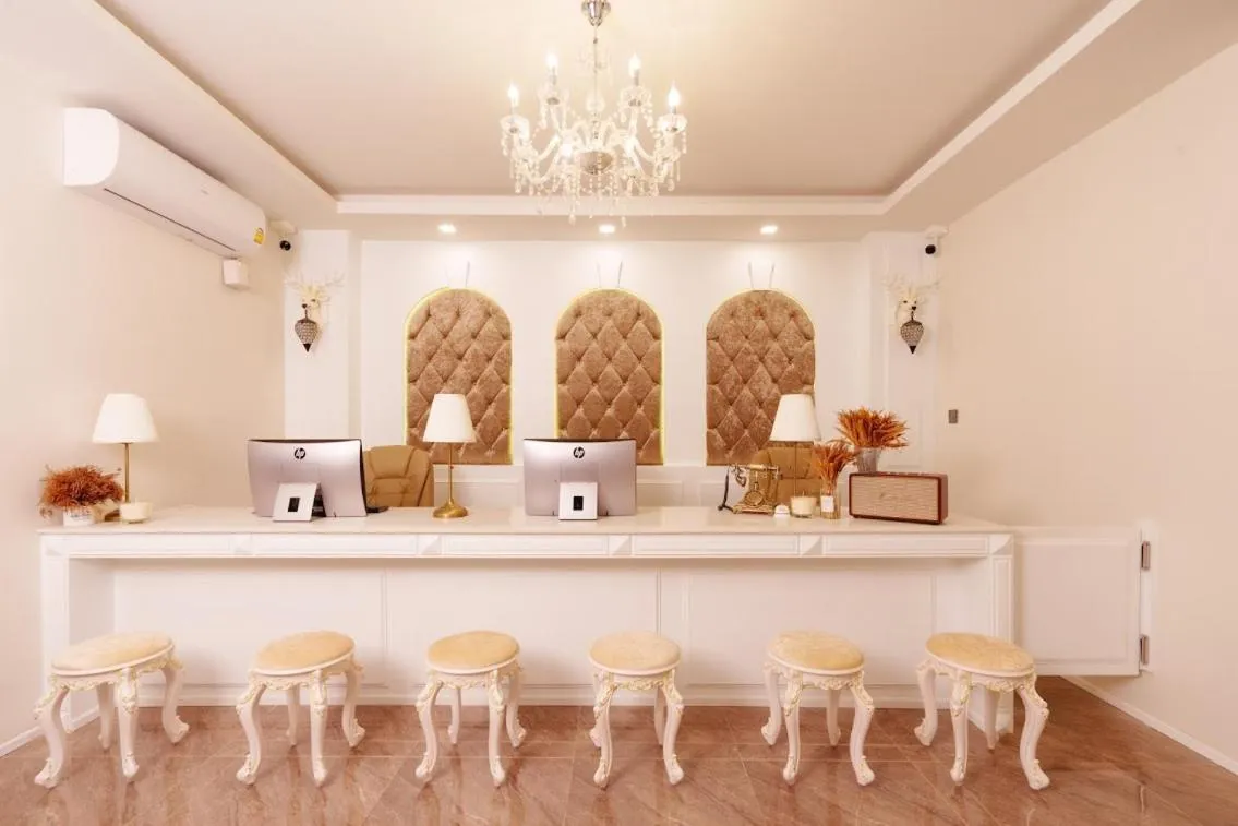 Lobby or reception in Calinton Hotel