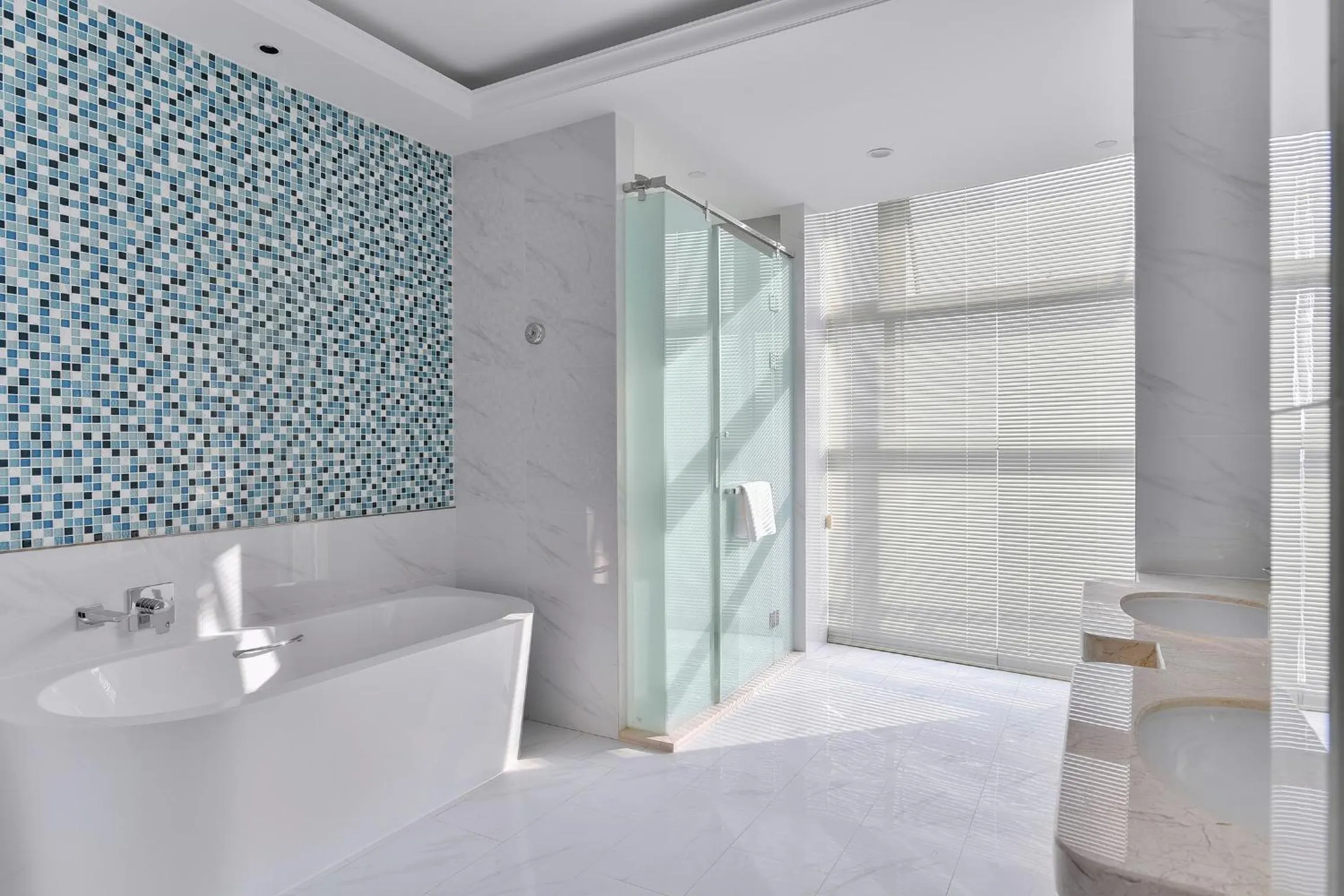 Bathroom, Bed in Wuhu Suning Universal Hotel