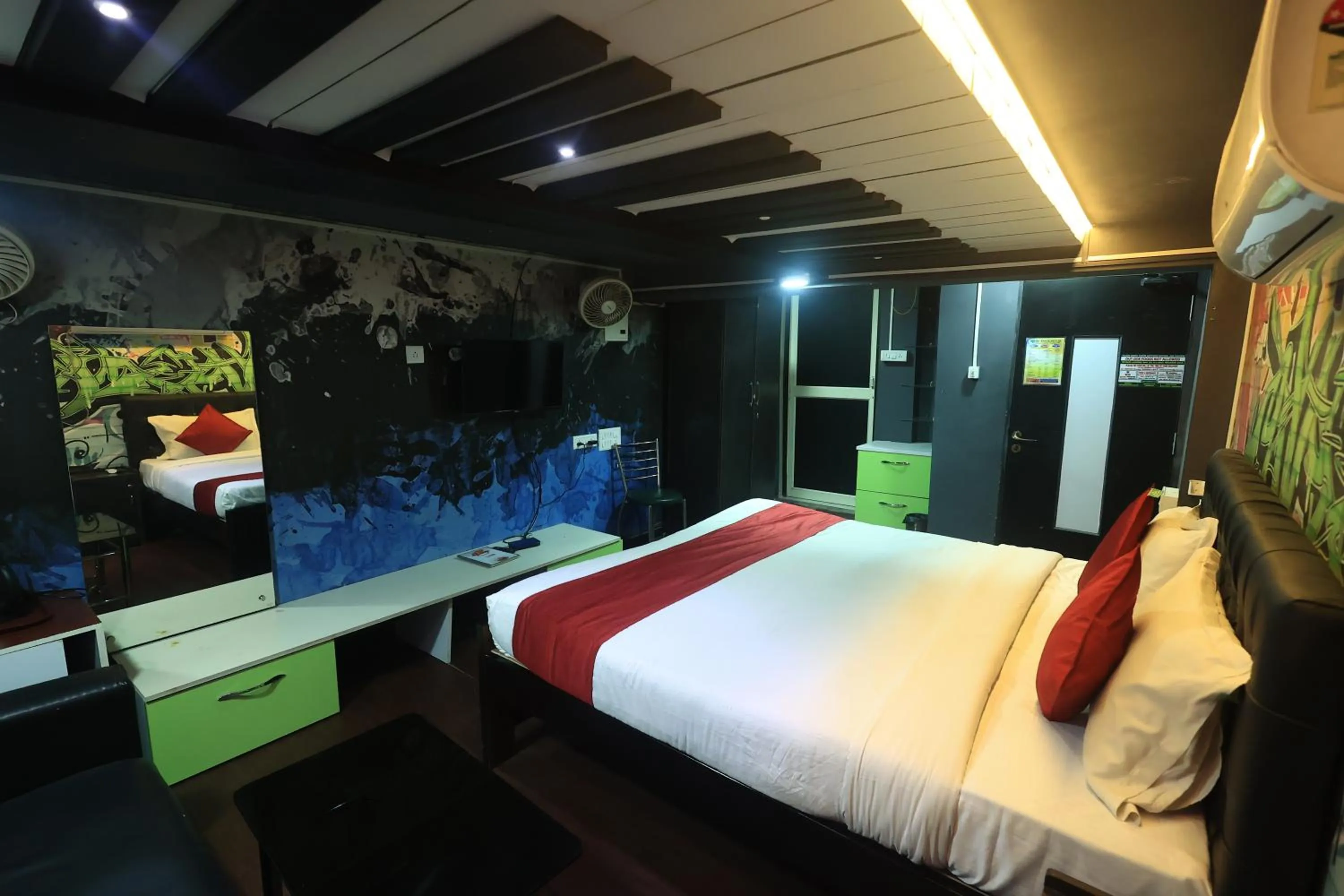 Bed in HOTEL SPACE SETTER