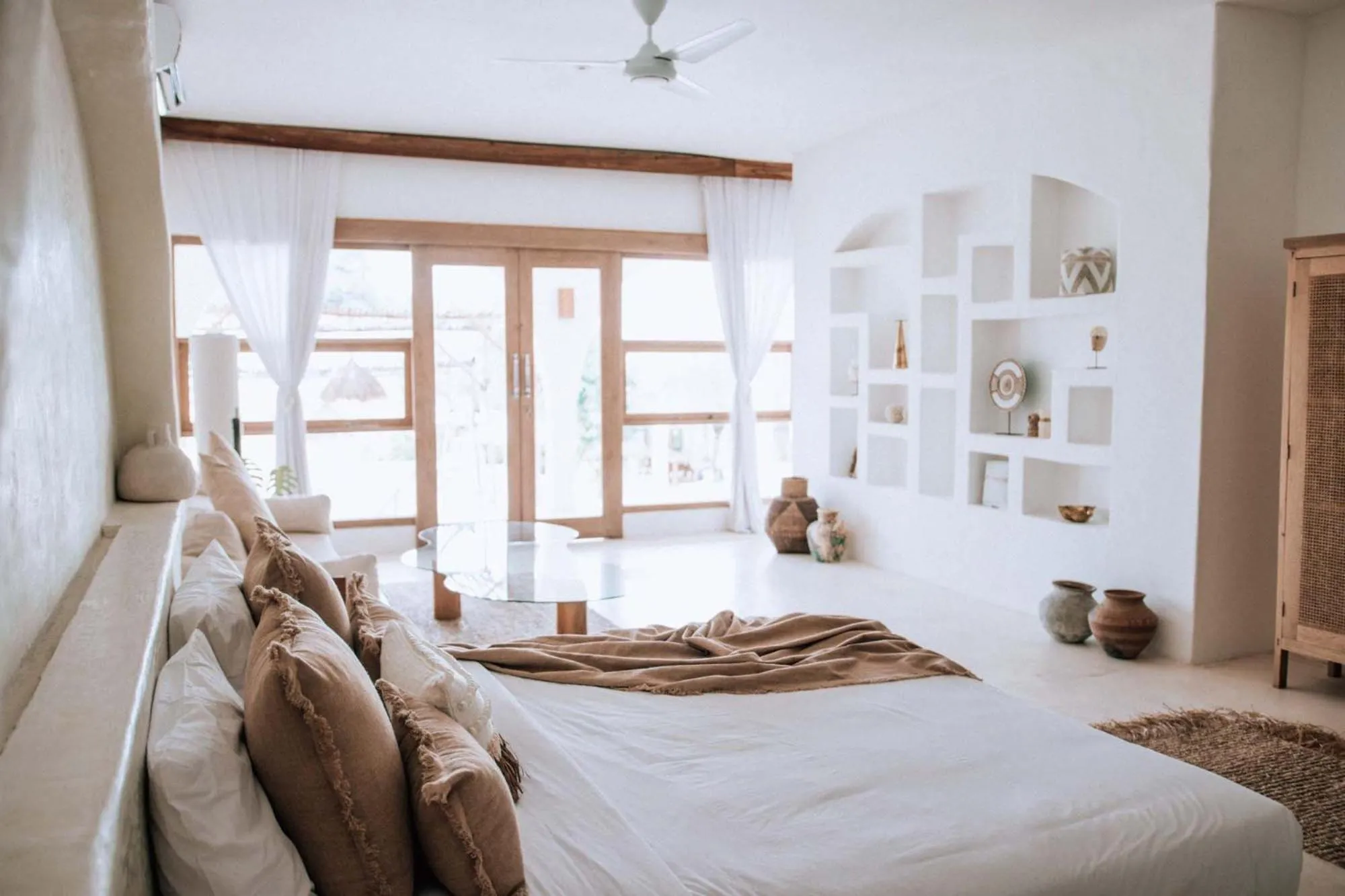 Living room, Bed in Hotel Sages