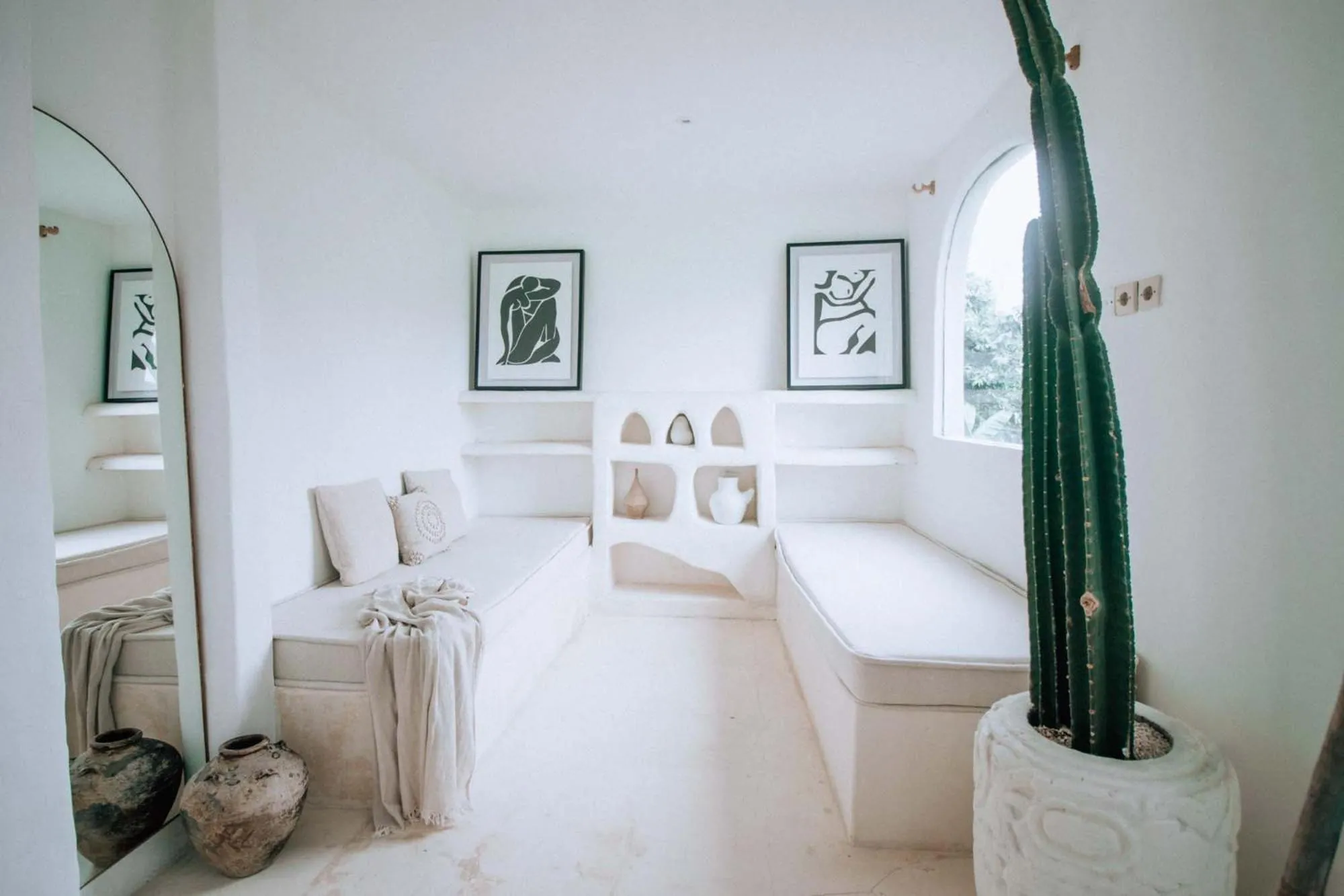 Living room, Bed in Hotel Sages