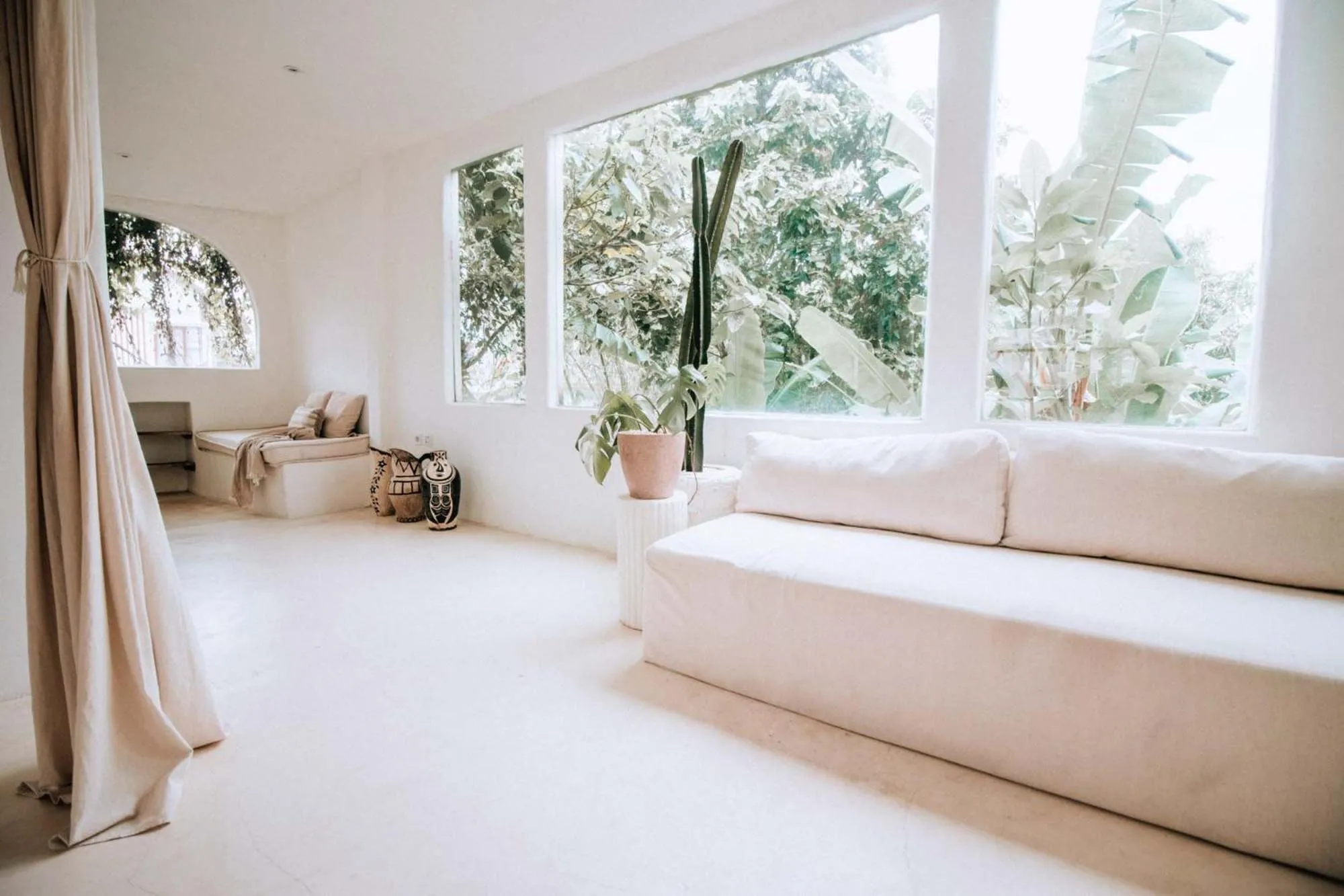 Living room, Bed in Hotel Sages