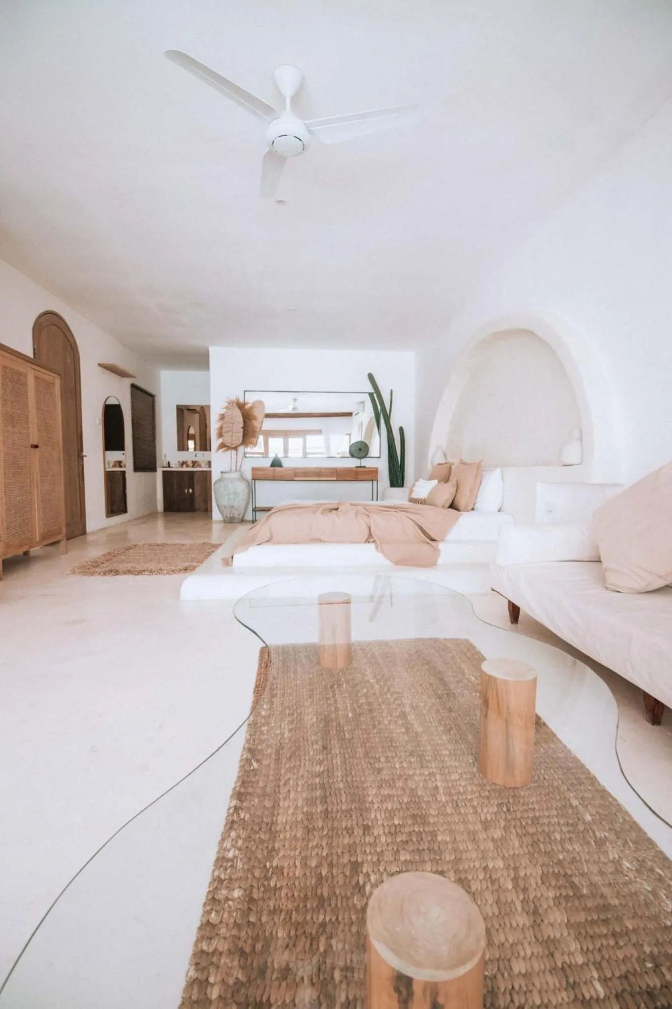 Living room, Bed in Hotel Sages