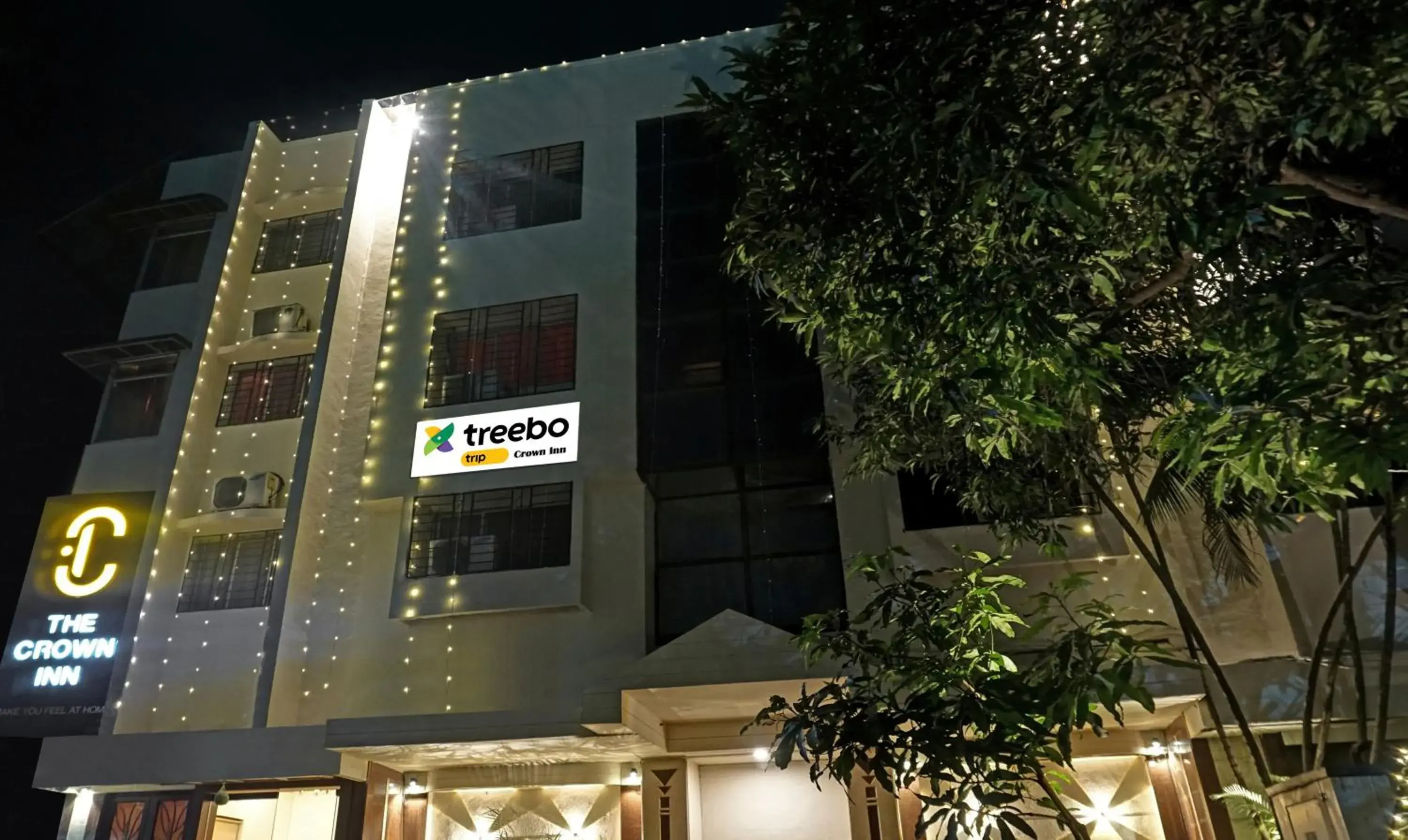 Property building in Itsy Hotels Crown Inn Property building in Itsy Hotels Crown Inn