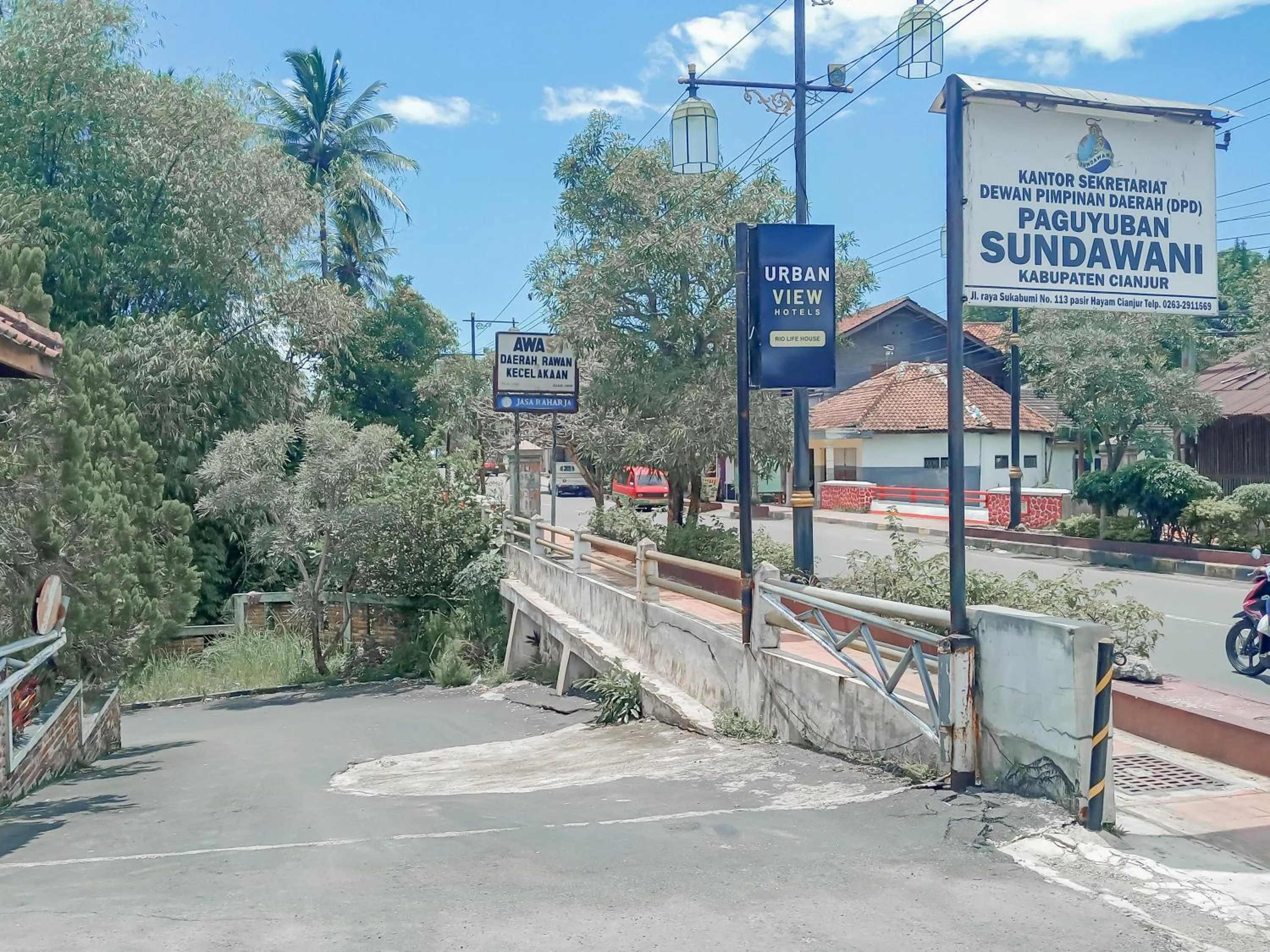Property logo or sign in Urbanview Hotel Rio Life House Cianjur by RedDoorz