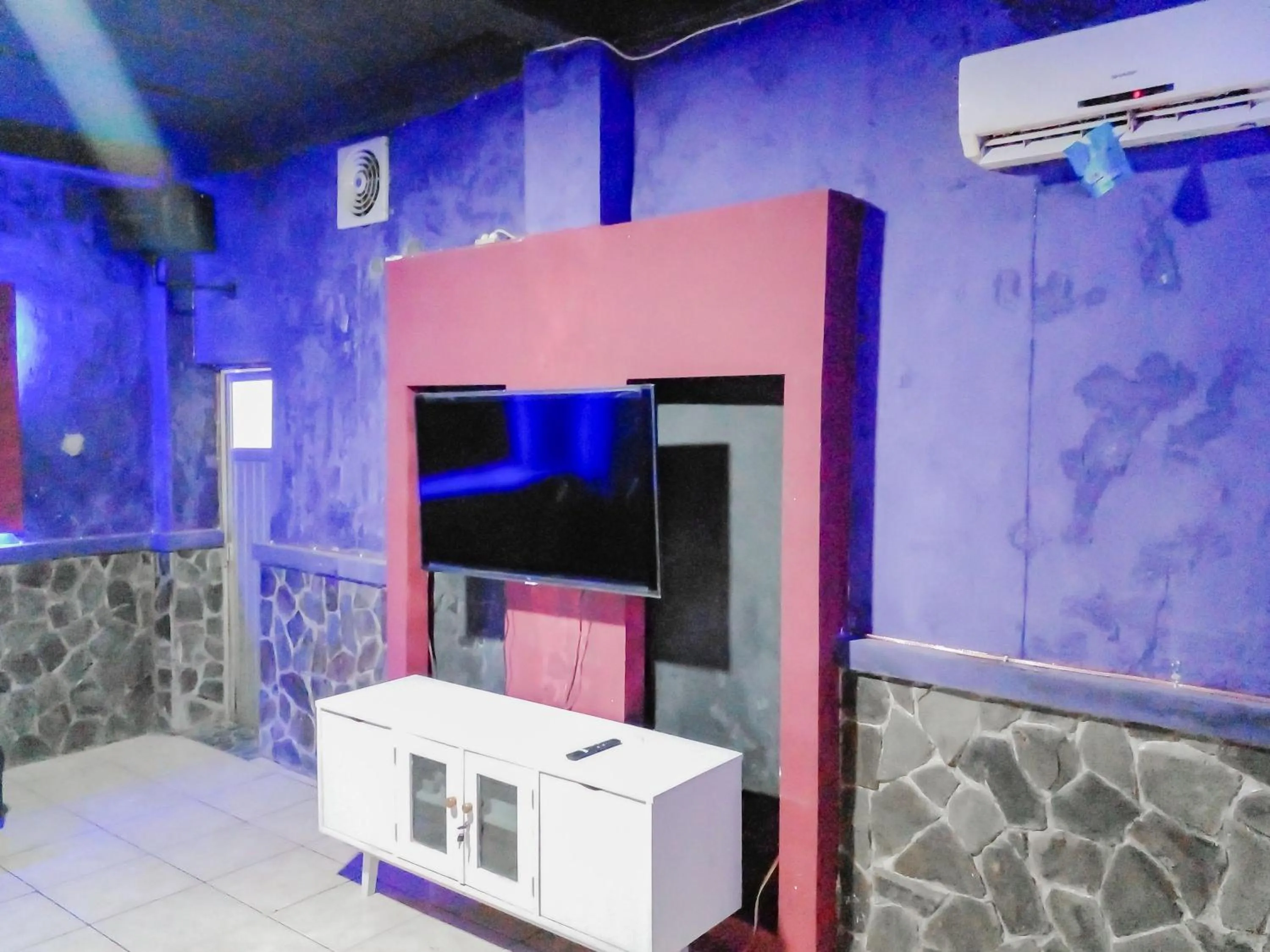 TV and multimedia in Urbanview Hotel Rio Life House Cianjur by RedDoorz