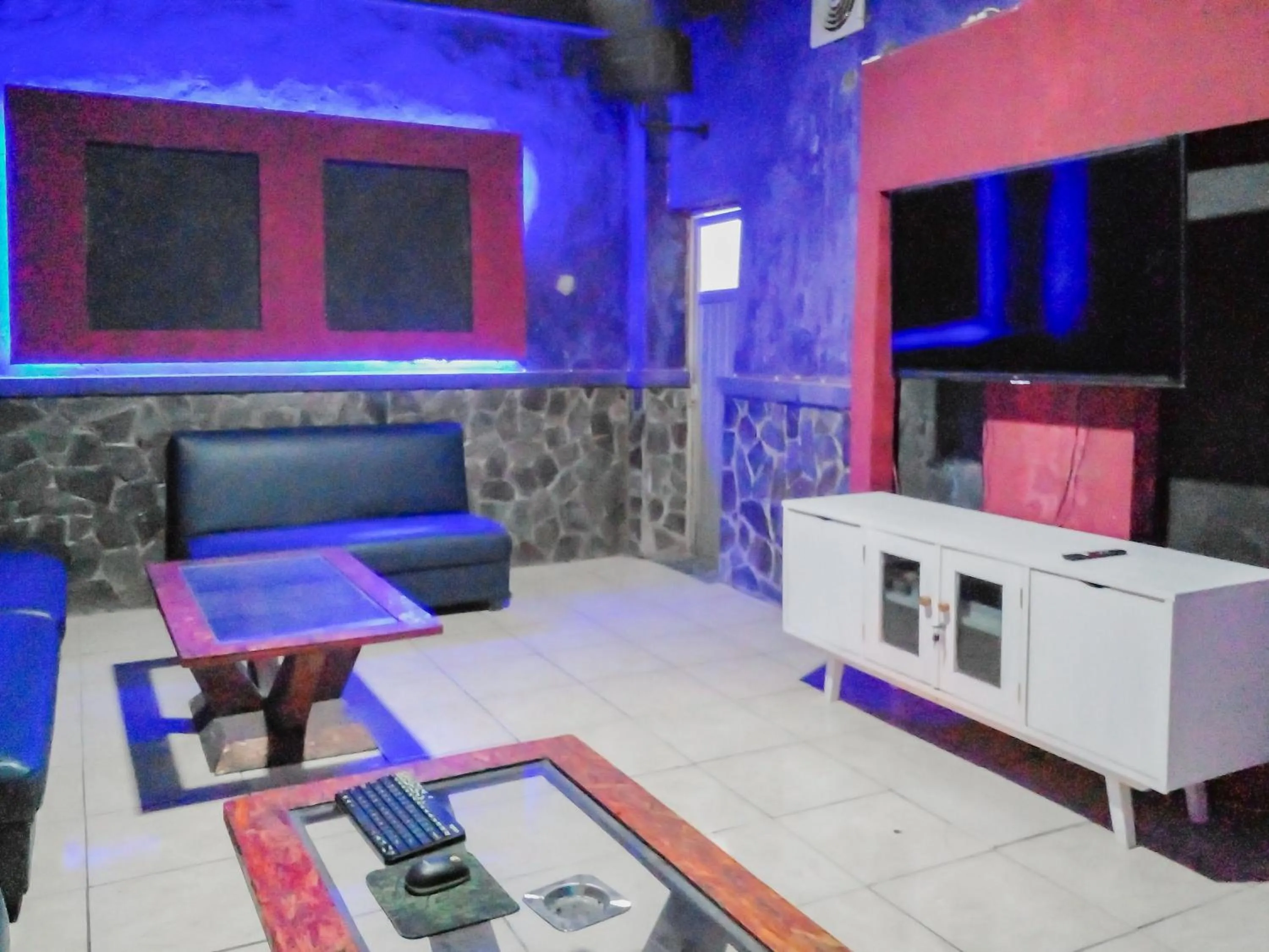 Communal lounge/ TV room in Urbanview Hotel Rio Life House Cianjur by RedDoorz