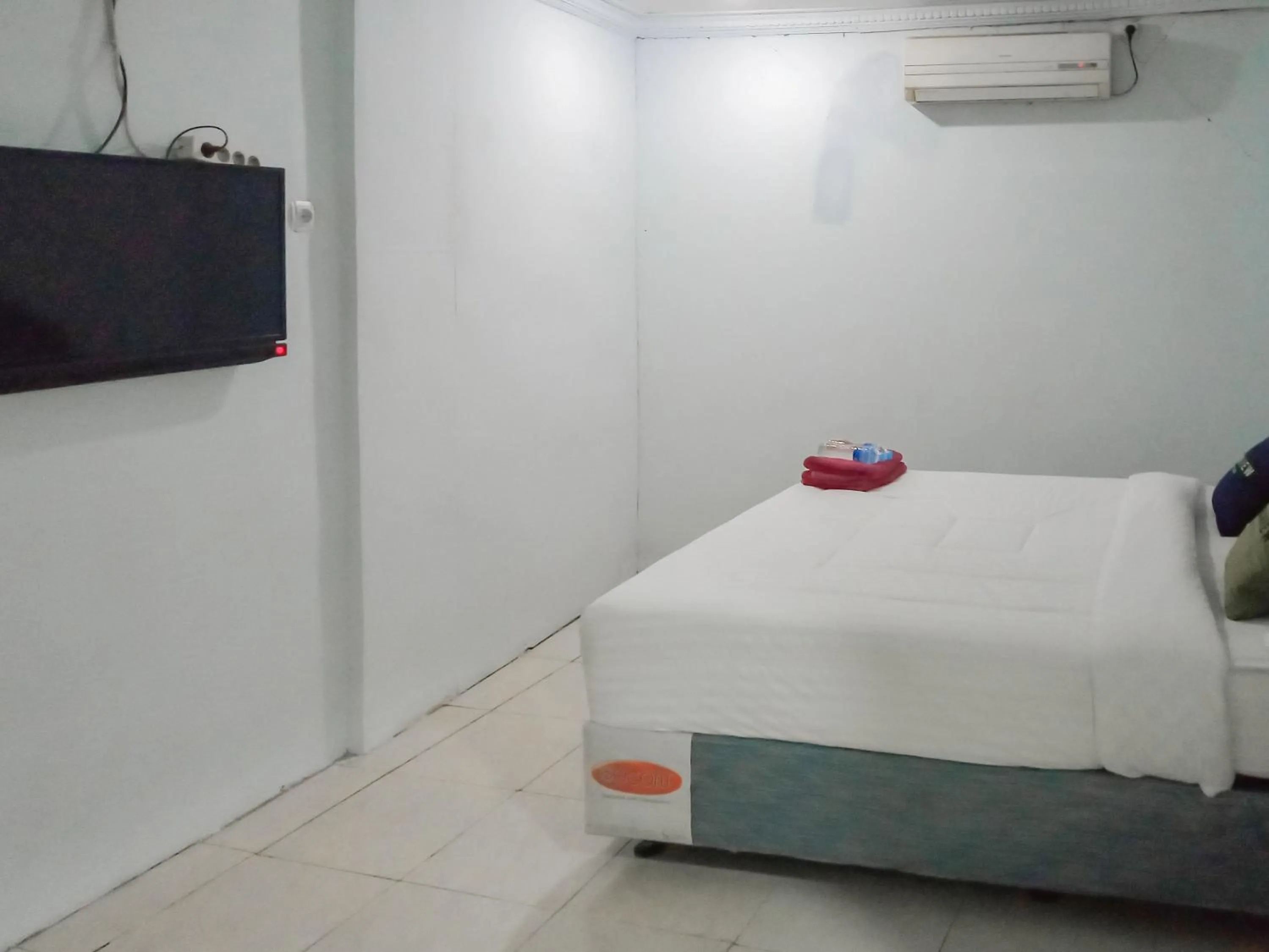 Bedroom, Bed in Urbanview Hotel Rio Life House Cianjur by RedDoorz