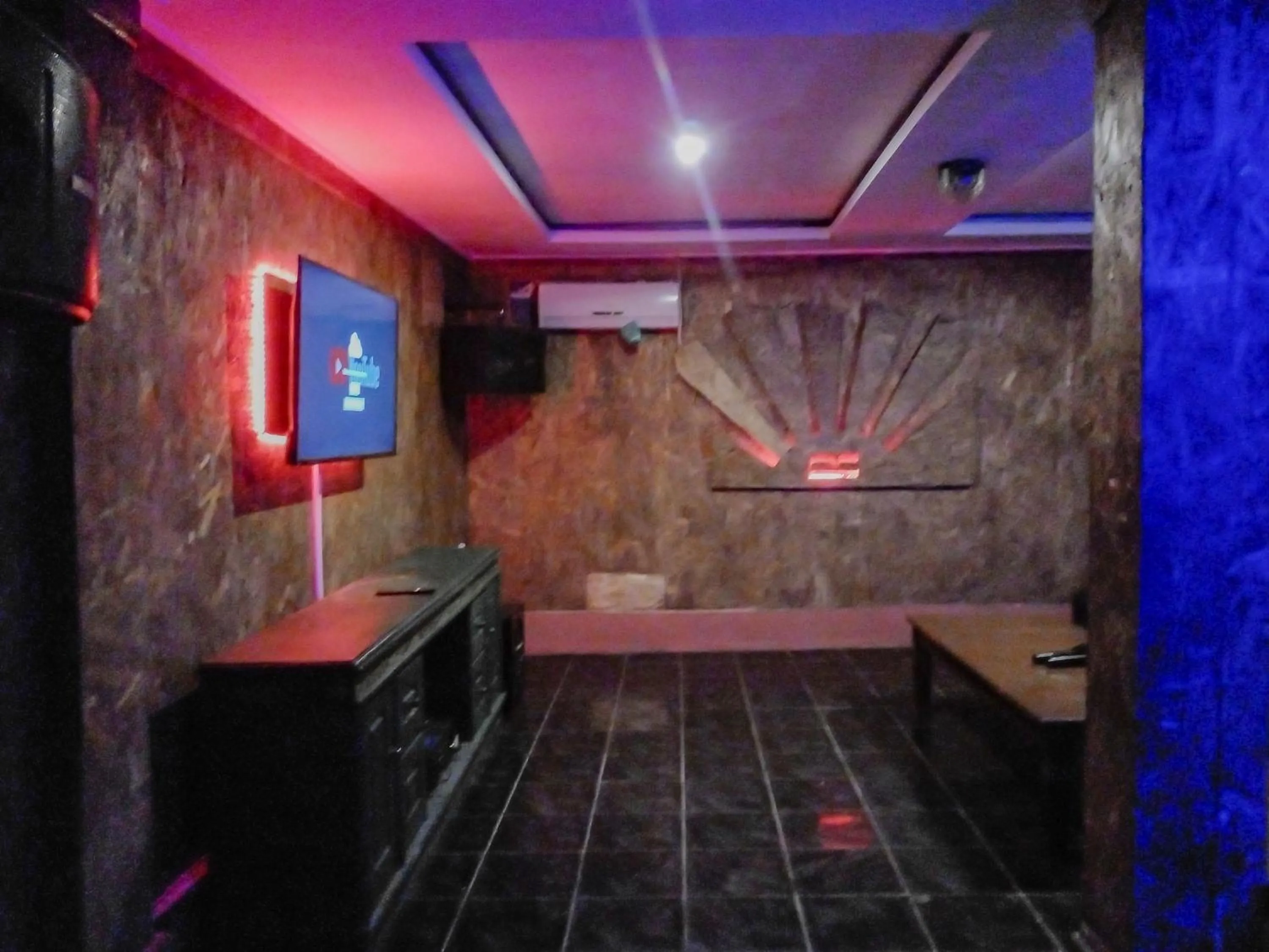 Communal lounge/ TV room in Urbanview Hotel Rio Life House Cianjur by RedDoorz