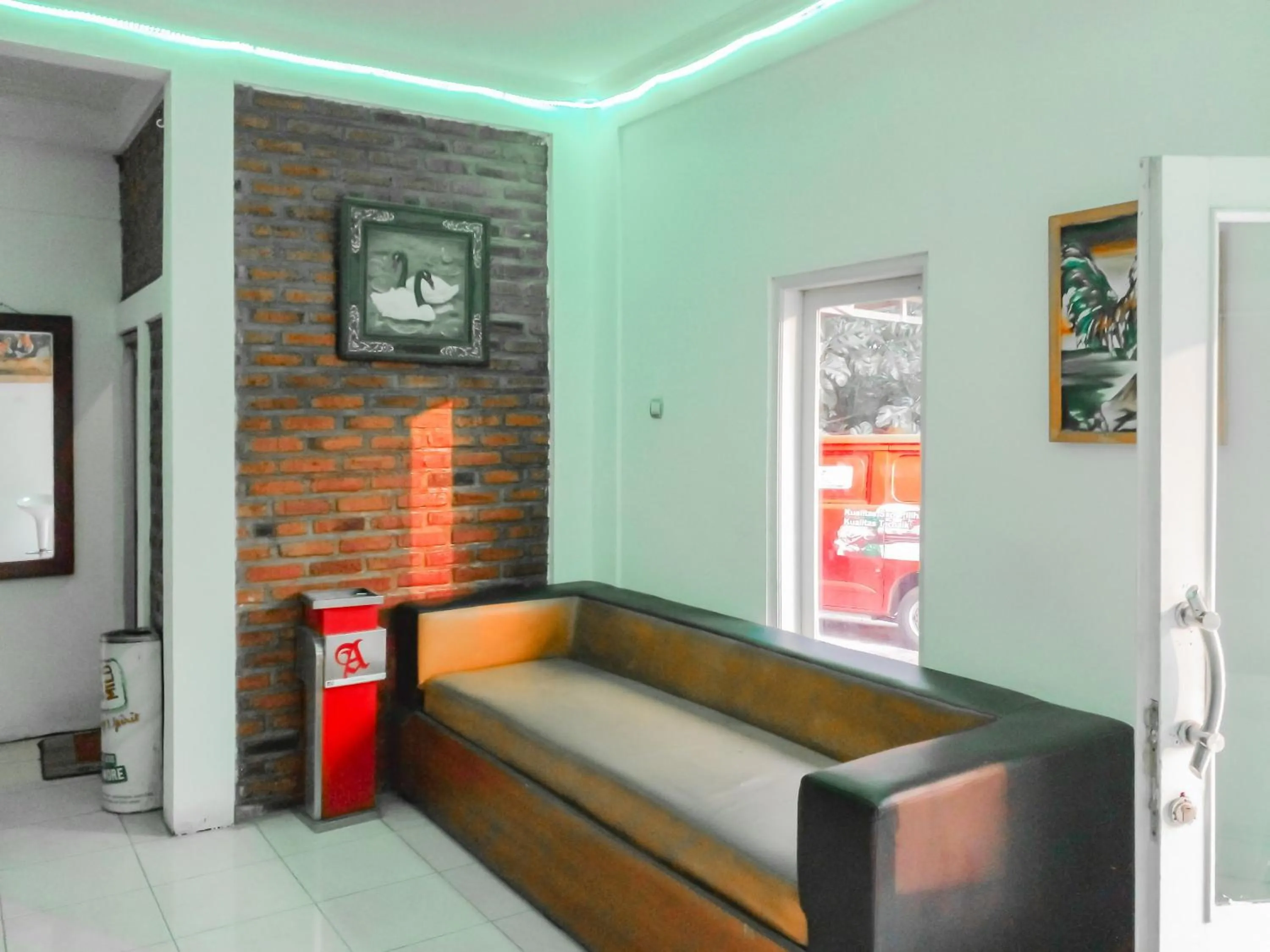 Living room in Urbanview Hotel Rio Life House Cianjur by RedDoorz