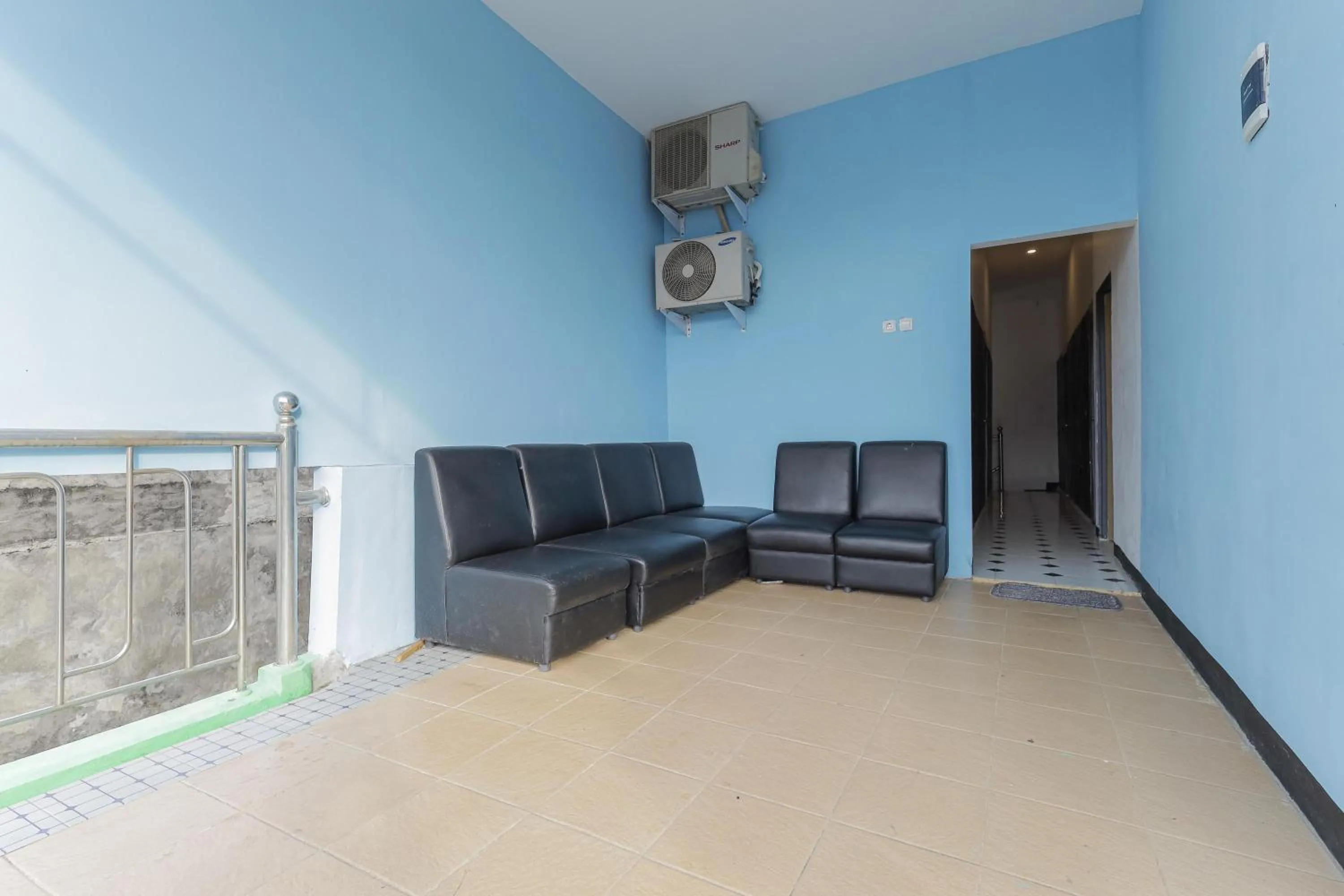 Seating area in RedDoorz near Mayapada Hospital Surabaya