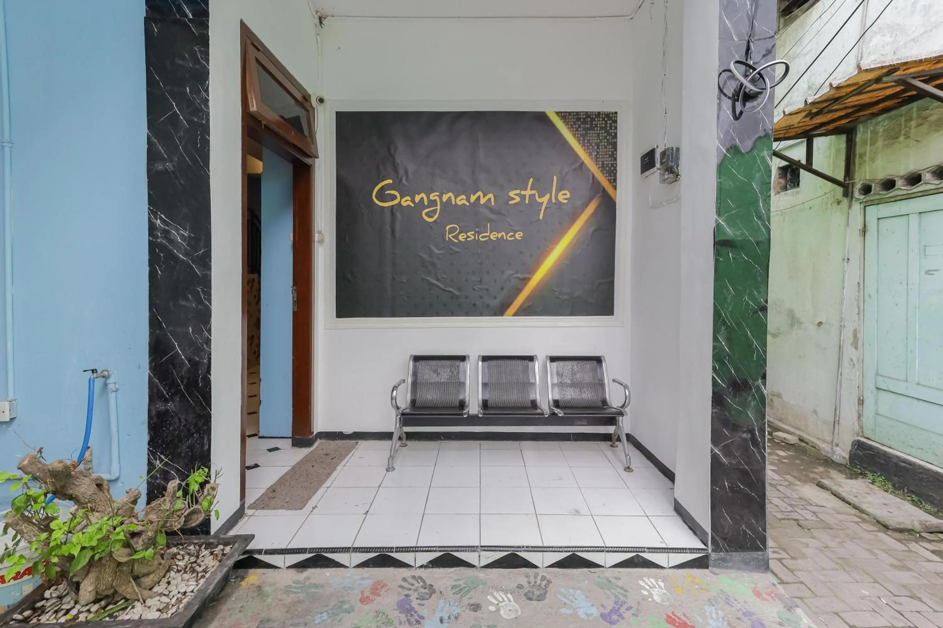 Seating area in RedDoorz near Mayapada Hospital Surabaya