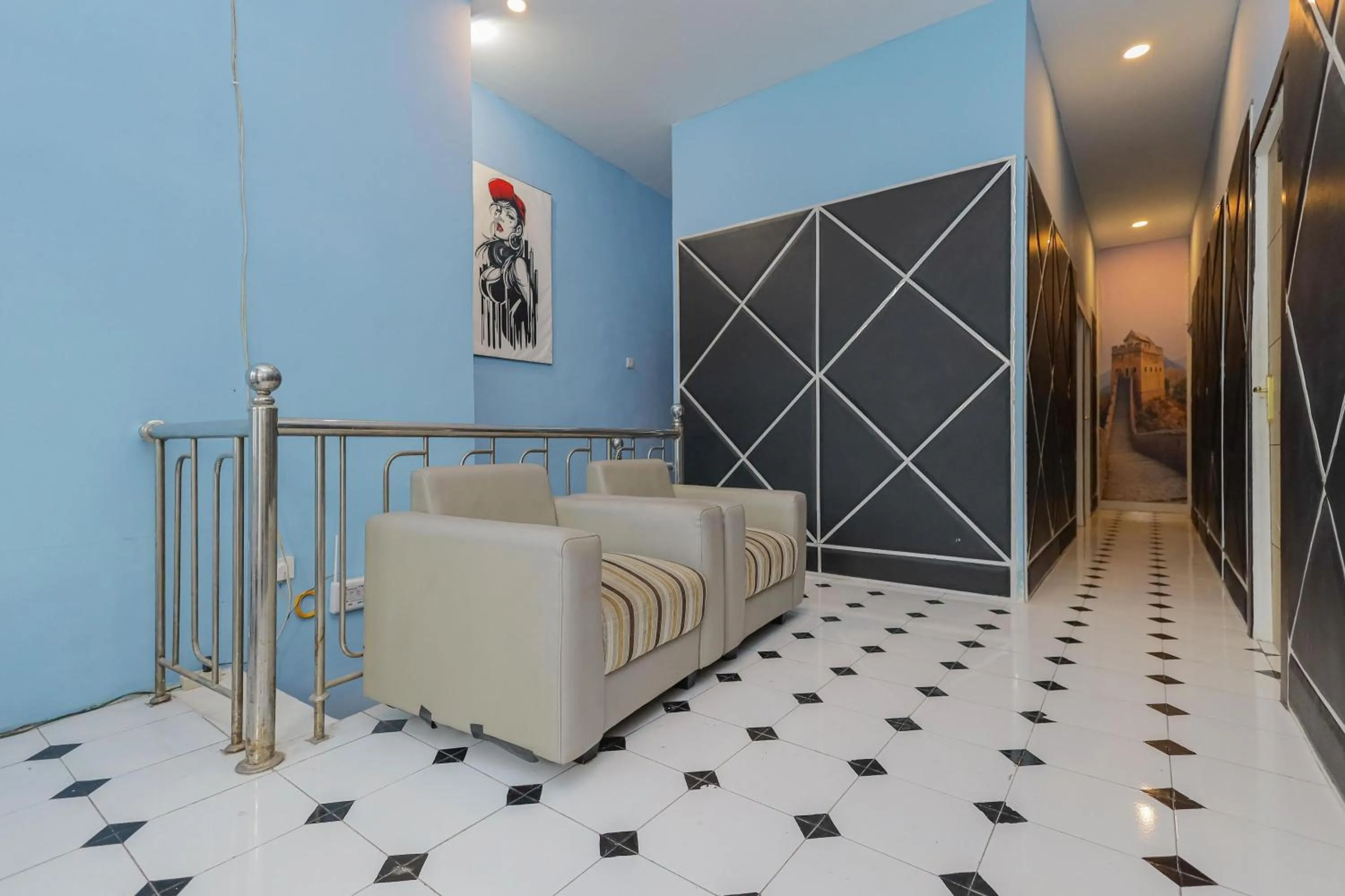 Seating area, Bed in RedDoorz near Mayapada Hospital Surabaya