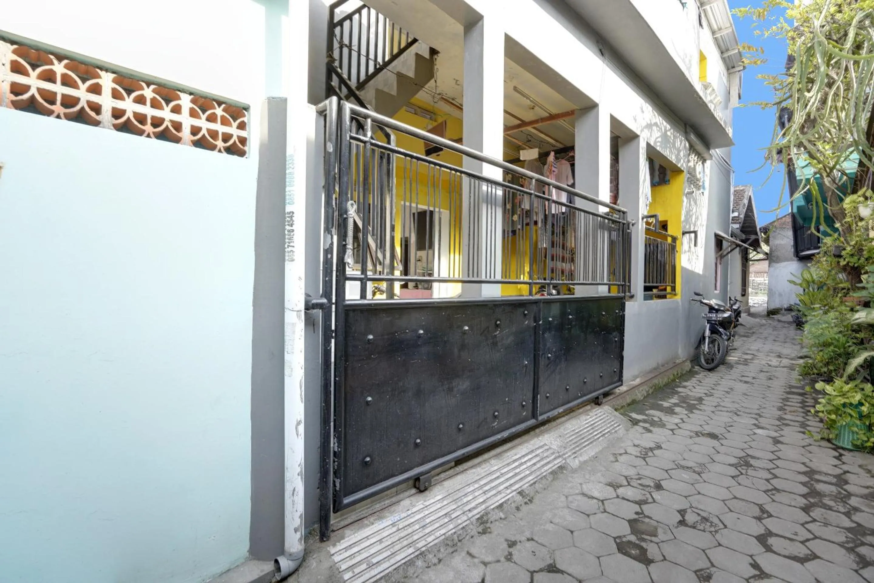 Facade/entrance in Hotel O Kost 2 Putra Syariah
