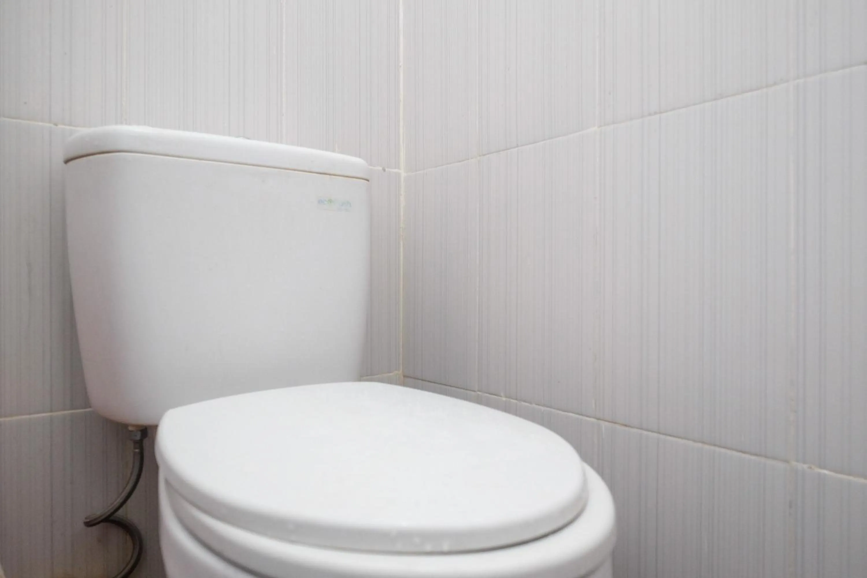 Toilet in RedDoorz Plus At Lovina Inn Tonrangeng River Side