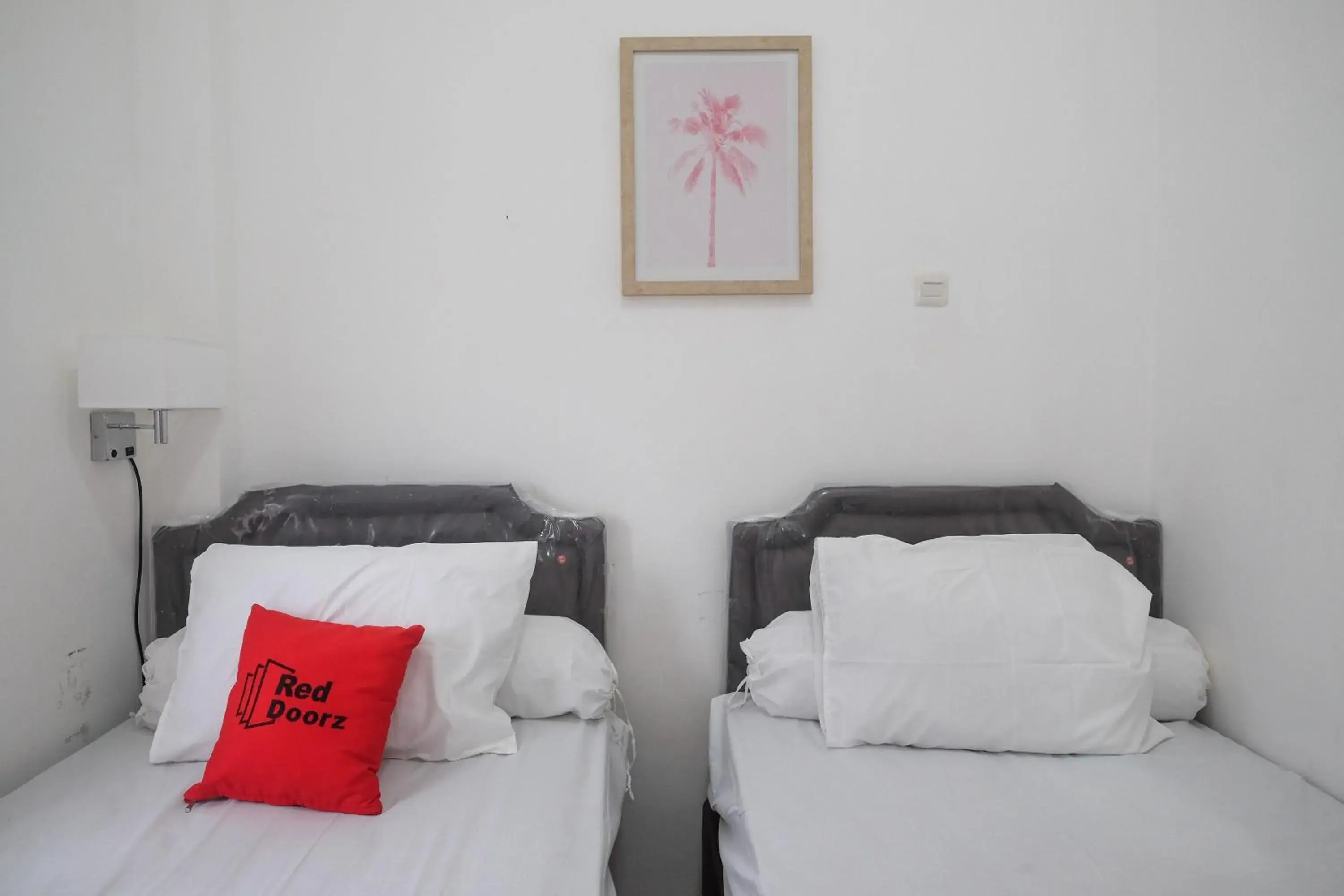 Bed in RedDoorz Plus At Lovina Inn Tonrangeng River Side Bed in RedDoorz Plus At Lovina Inn Tonrangeng River Side