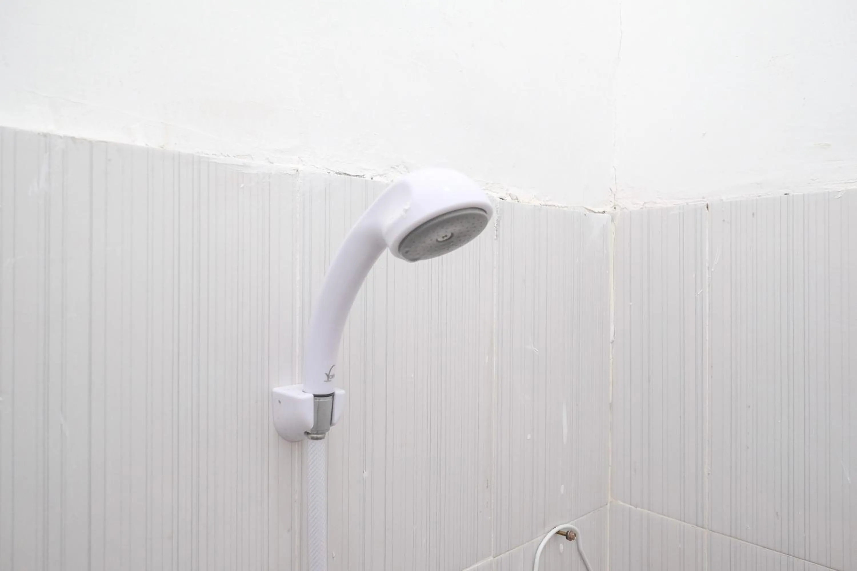 Shower in RedDoorz Plus At Lovina Inn Tonrangeng River Side