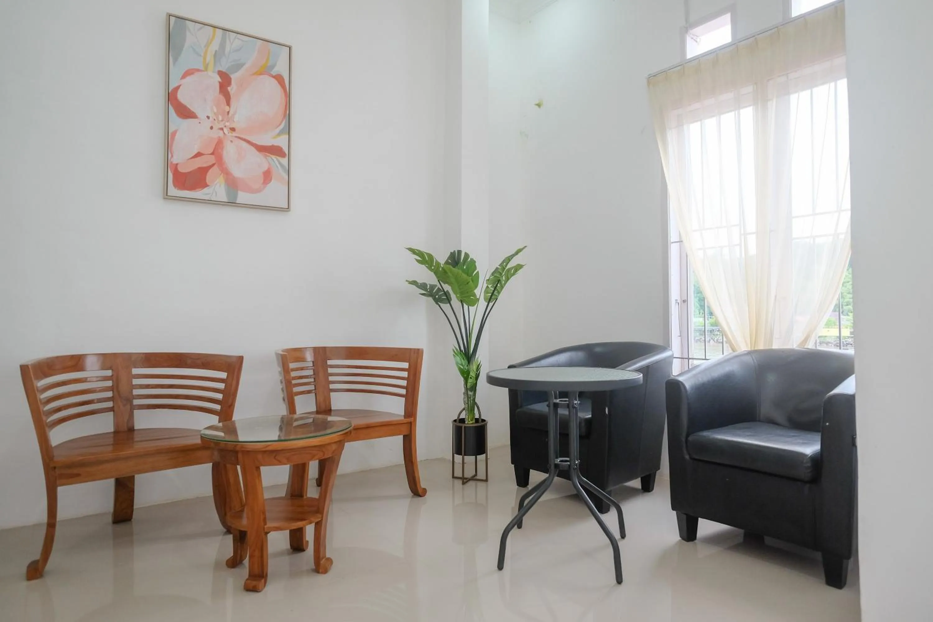 Seating area in RedDoorz Plus At Lovina Inn Tonrangeng River Side