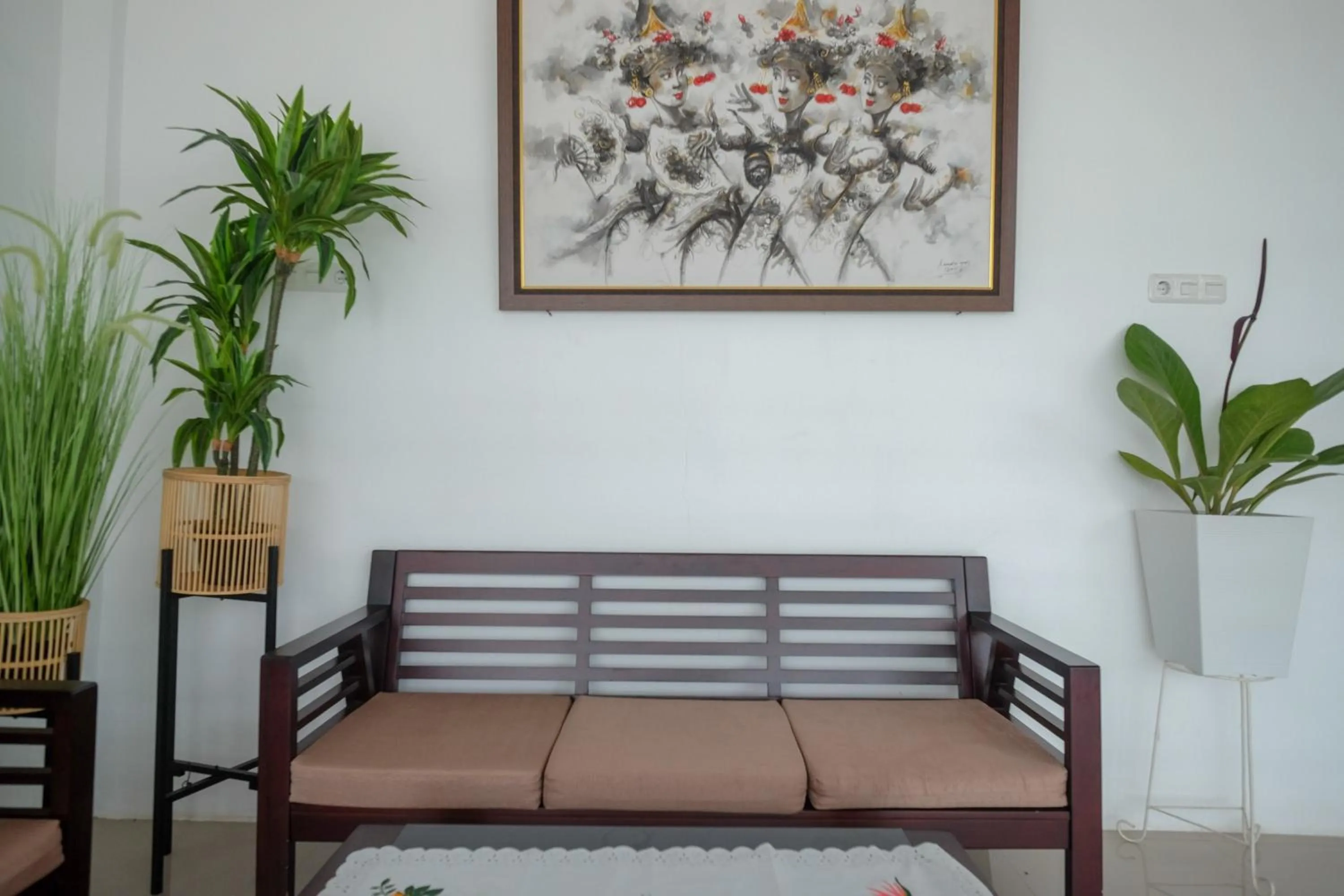 Seating area in RedDoorz Plus At Lovina Inn Tonrangeng River Side