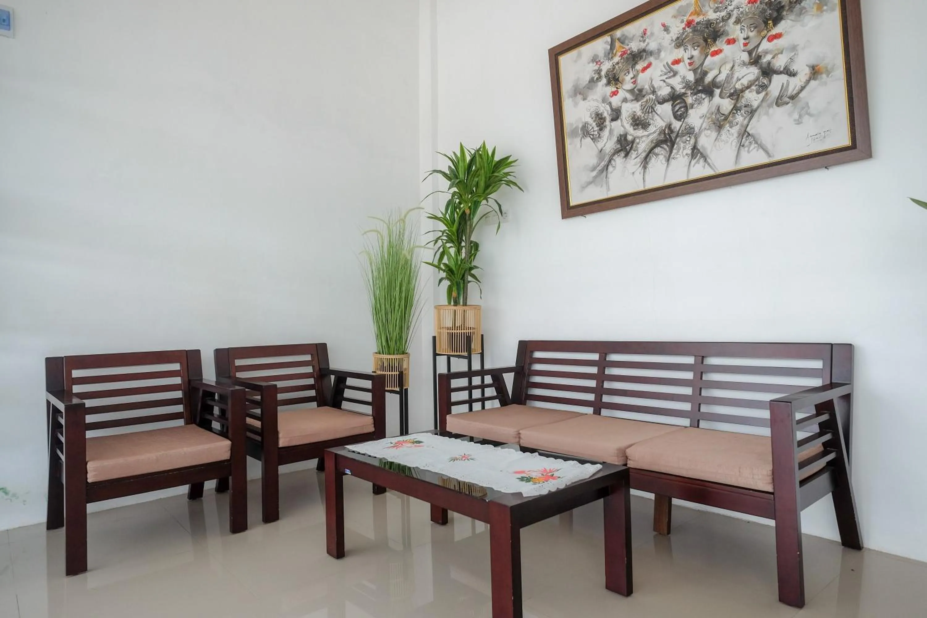 Seating area in RedDoorz Plus At Lovina Inn Tonrangeng River Side