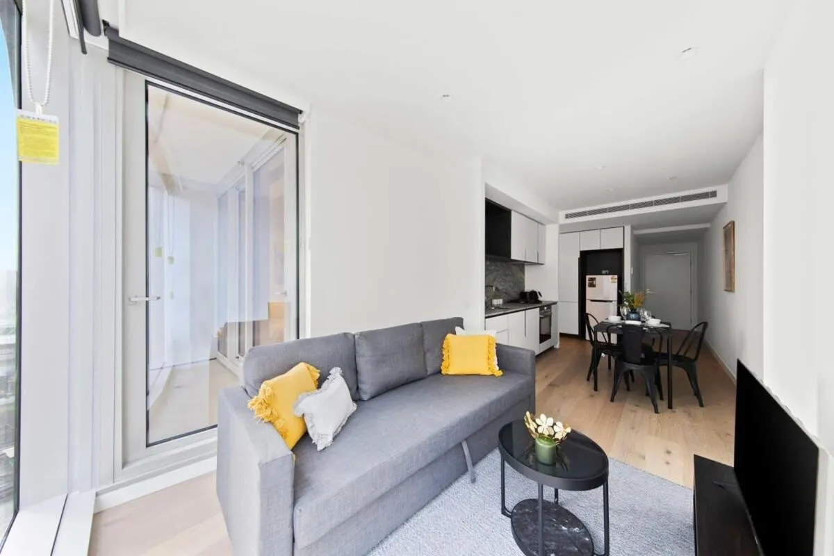 A Lux & Modern Apt Next to Southern Cross Station
