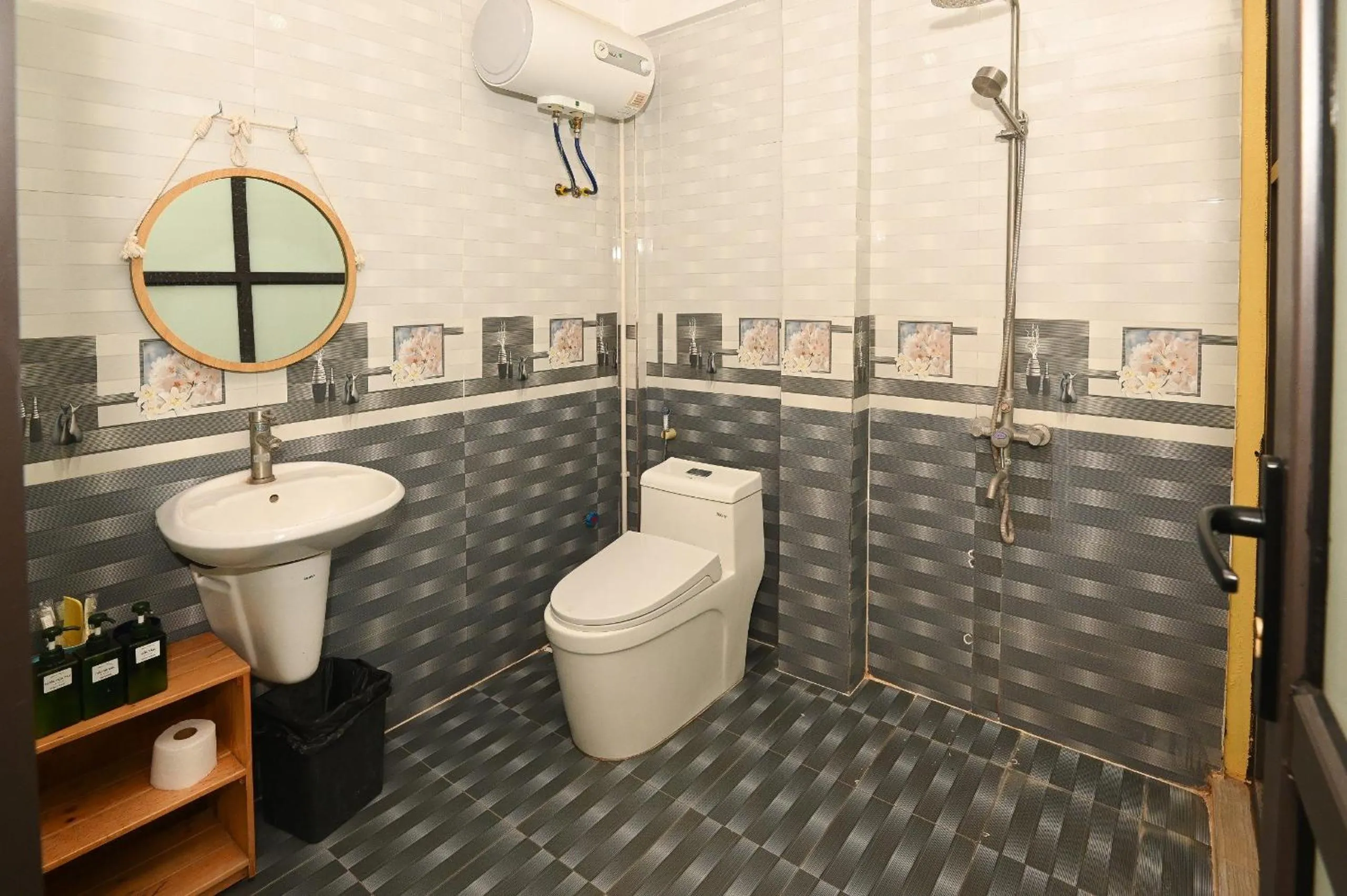 Toilet in Sunny Hanoi Homestay